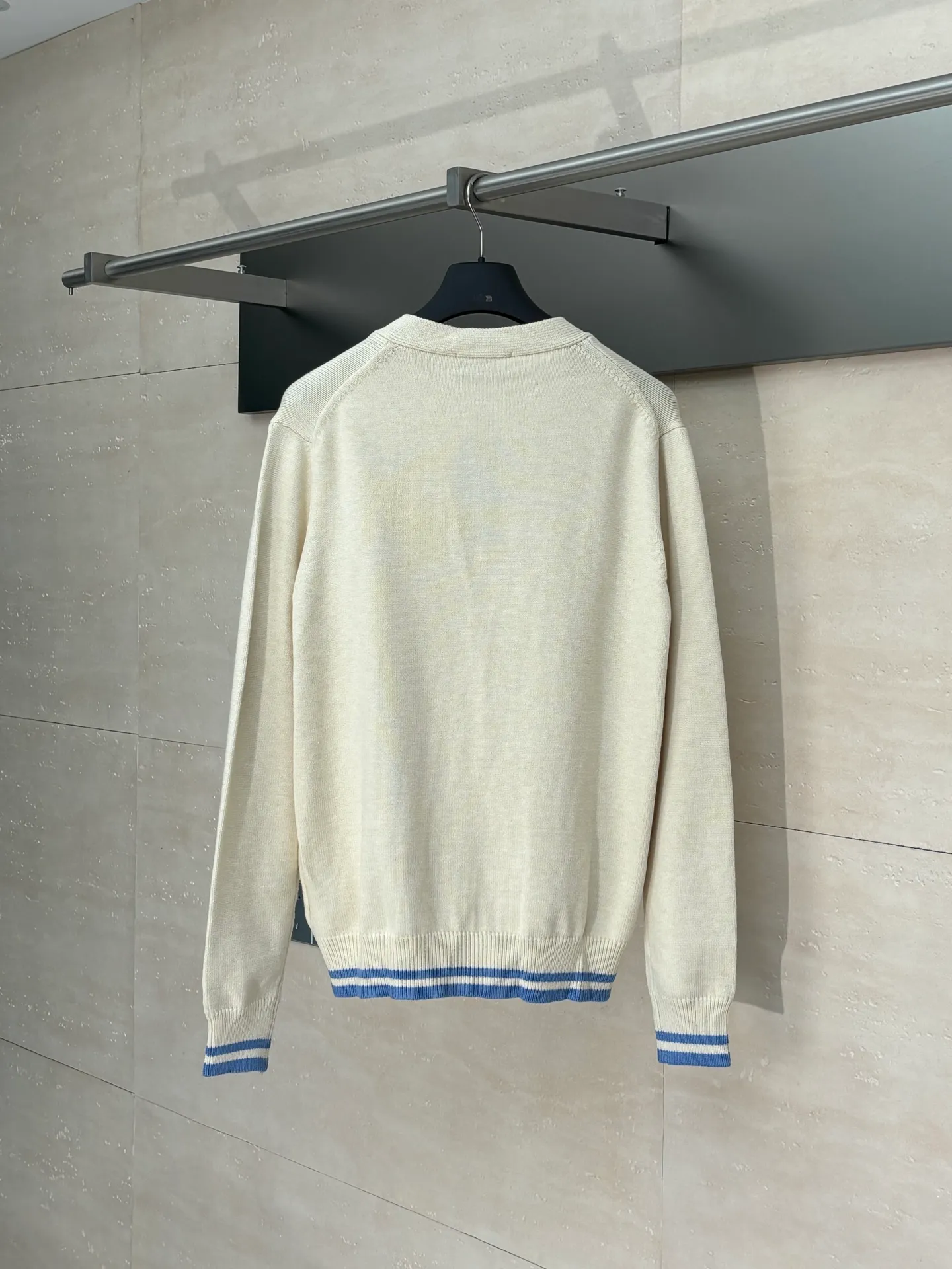 🅿️460 Dio*/Dior 25FW letter embroidered cardigan sweater is made of 70 wool, 30 camel hair blended 40 count double-ply yarn to carry the ball. The pattern-spun yarn is custom-dyed in beige and apricot colors, and an imported 12-needle knitting machine is used for the plain weave process. The chest is decorated with a classic logo on the front. The letter pattern is embroidered with imported Tajima machines using thousands of needles. It adopts precise needle embroidery technology. The embroidery is very fine and dense, and the letter pattern outlines the design clearly. Double-sided wool hanging technology, fine workmanship, clear texture and texture, and extremely fine woven threads are made of environmentally friendly fibers. Combined with the special soft washing process, the body fabric has a soft touch. The softly stretched environmentally friendly microfiber creates the bottom layer, which is not easily deformed when stretched, and still maintains the original wide feeling. Customized natural resin engraved buttons, complete with three-label accessories, same style for men and women.  Size：S/M/L