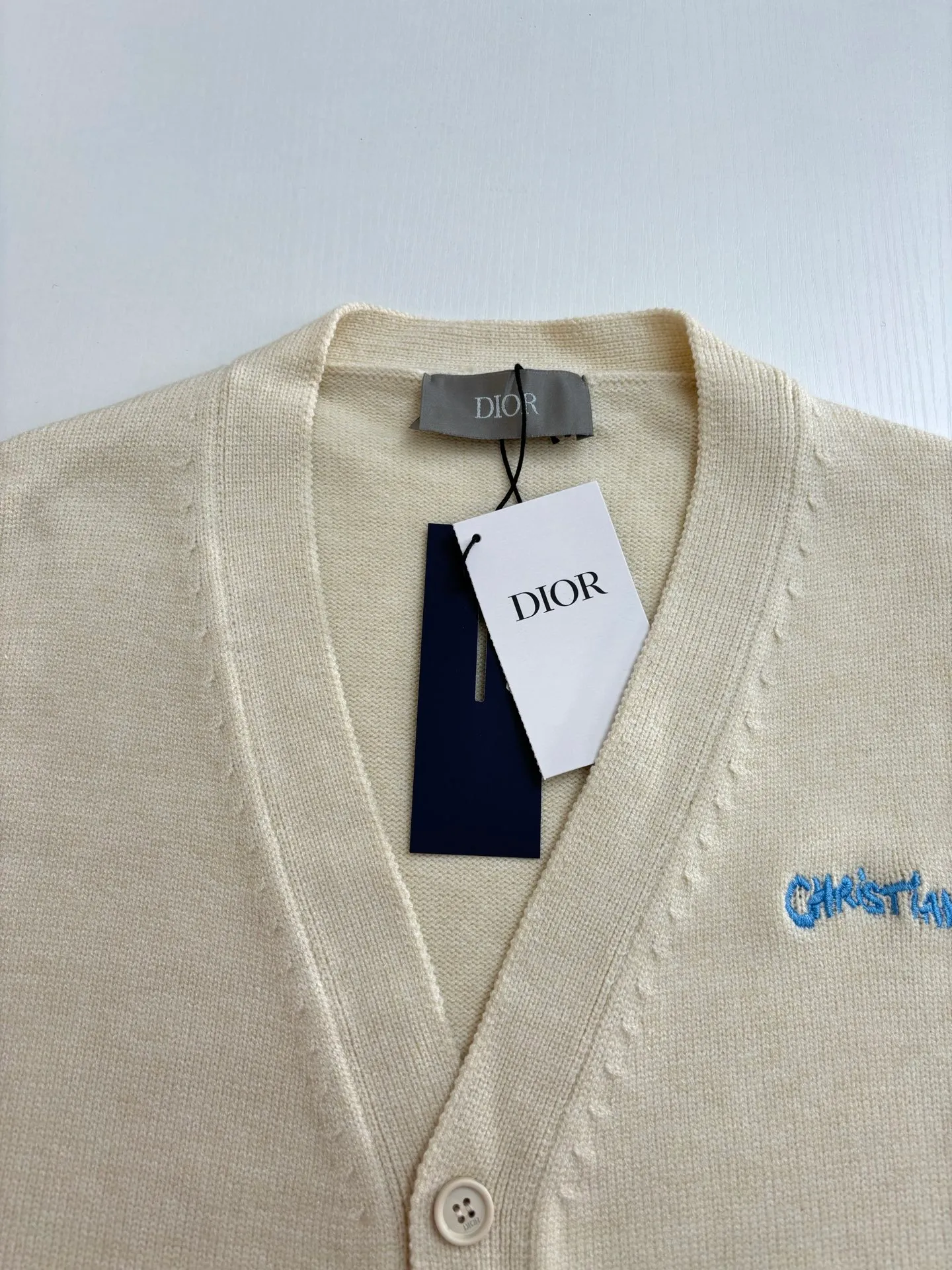 🅿️460 Dio*/Dior 25FW letter embroidered cardigan sweater is made of 70 wool, 30 camel hair blended 40 count double-ply yarn to carry the ball. The pattern-spun yarn is custom-dyed in beige and apricot colors, and an imported 12-needle knitting machine is used for the plain weave process. The chest is decorated with a classic logo on the front. The letter pattern is embroidered with imported Tajima machines using thousands of needles. It adopts precise needle embroidery technology. The embroidery is very fine and dense, and the letter pattern outlines the design clearly. Double-sided wool hanging technology, fine workmanship, clear texture and texture, and extremely fine woven threads are made of environmentally friendly fibers. Combined with the special soft washing process, the body fabric has a soft touch. The softly stretched environmentally friendly microfiber creates the bottom layer, which is not easily deformed when stretched, and still maintains the original wide feeling. Customized natural resin engraved buttons, complete with three-label accessories, same style for men and women.  Size：S/M/L