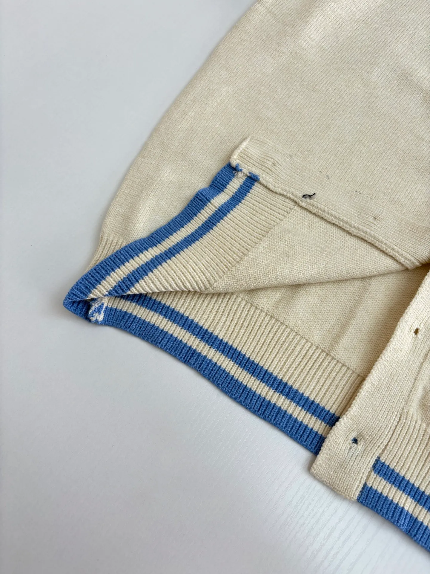 🅿️460 Dio*/Dior 25FW letter embroidered cardigan sweater is made of 70 wool, 30 camel hair blended 40 count double-ply yarn to carry the ball. The pattern-spun yarn is custom-dyed in beige and apricot colors, and an imported 12-needle knitting machine is used for the plain weave process. The chest is decorated with a classic logo on the front. The letter pattern is embroidered with imported Tajima machines using thousands of needles. It adopts precise needle embroidery technology. The embroidery is very fine and dense, and the letter pattern outlines the design clearly. Double-sided wool hanging technology, fine workmanship, clear texture and texture, and extremely fine woven threads are made of environmentally friendly fibers. Combined with the special soft washing process, the body fabric has a soft touch. The softly stretched environmentally friendly microfiber creates the bottom layer, which is not easily deformed when stretched, and still maintains the original wide feeling. Customized natural resin engraved buttons, complete with three-label accessories, same style for men and women.  Size：S/M/L