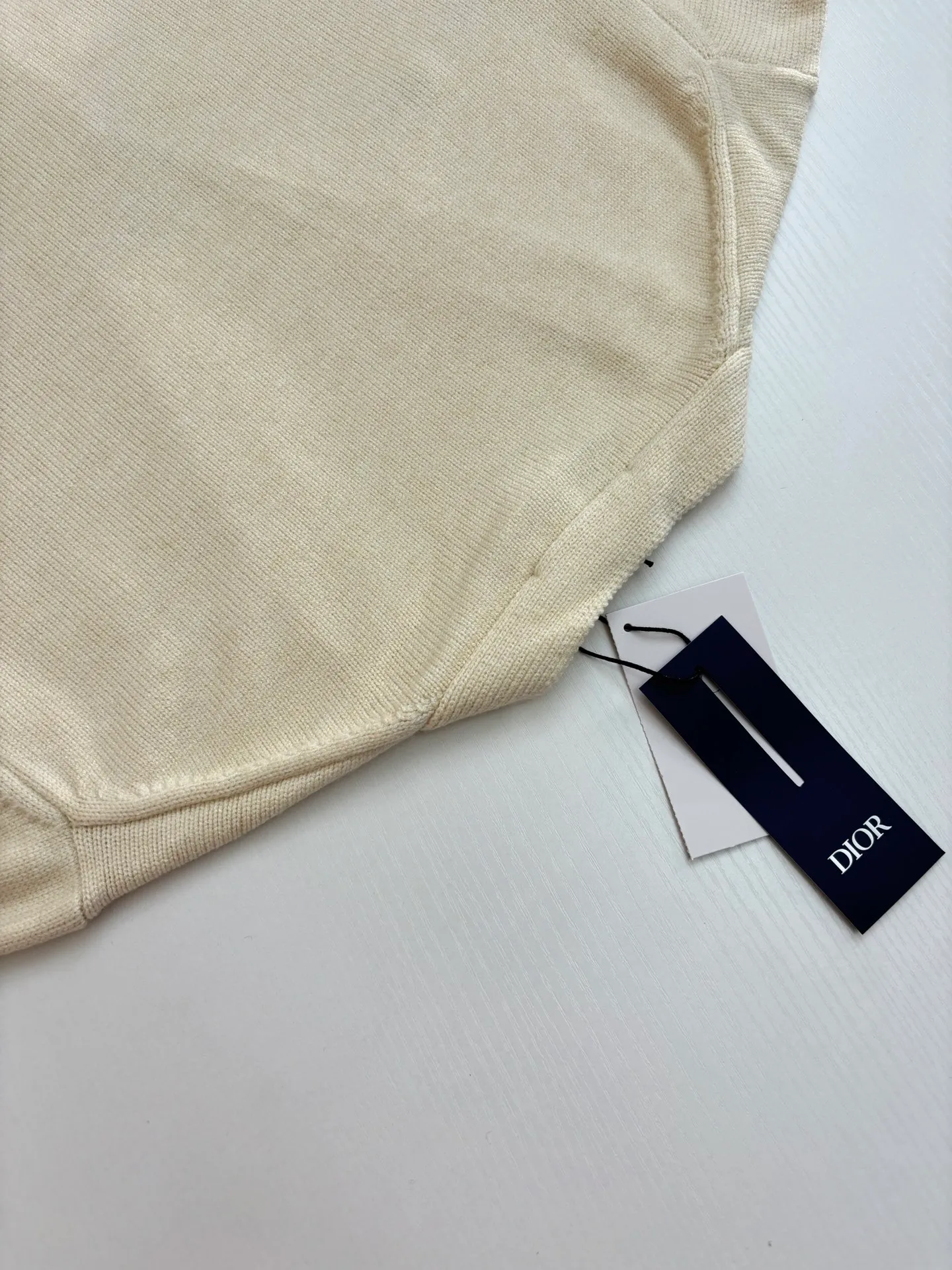 🅿️460 Dio*/Dior 25FW letter embroidered cardigan sweater is made of 70 wool, 30 camel hair blended 40 count double-ply yarn to carry the ball. The pattern-spun yarn is custom-dyed in beige and apricot colors, and an imported 12-needle knitting machine is used for the plain weave process. The chest is decorated with a classic logo on the front. The letter pattern is embroidered with imported Tajima machines using thousands of needles. It adopts precise needle embroidery technology. The embroidery is very fine and dense, and the letter pattern outlines the design clearly. Double-sided wool hanging technology, fine workmanship, clear texture and texture, and extremely fine woven threads are made of environmentally friendly fibers. Combined with the special soft washing process, the body fabric has a soft touch. The softly stretched environmentally friendly microfiber creates the bottom layer, which is not easily deformed when stretched, and still maintains the original wide feeling. Customized natural resin engraved buttons, complete with three-label accessories, same style for men and women.  Size：S/M/L