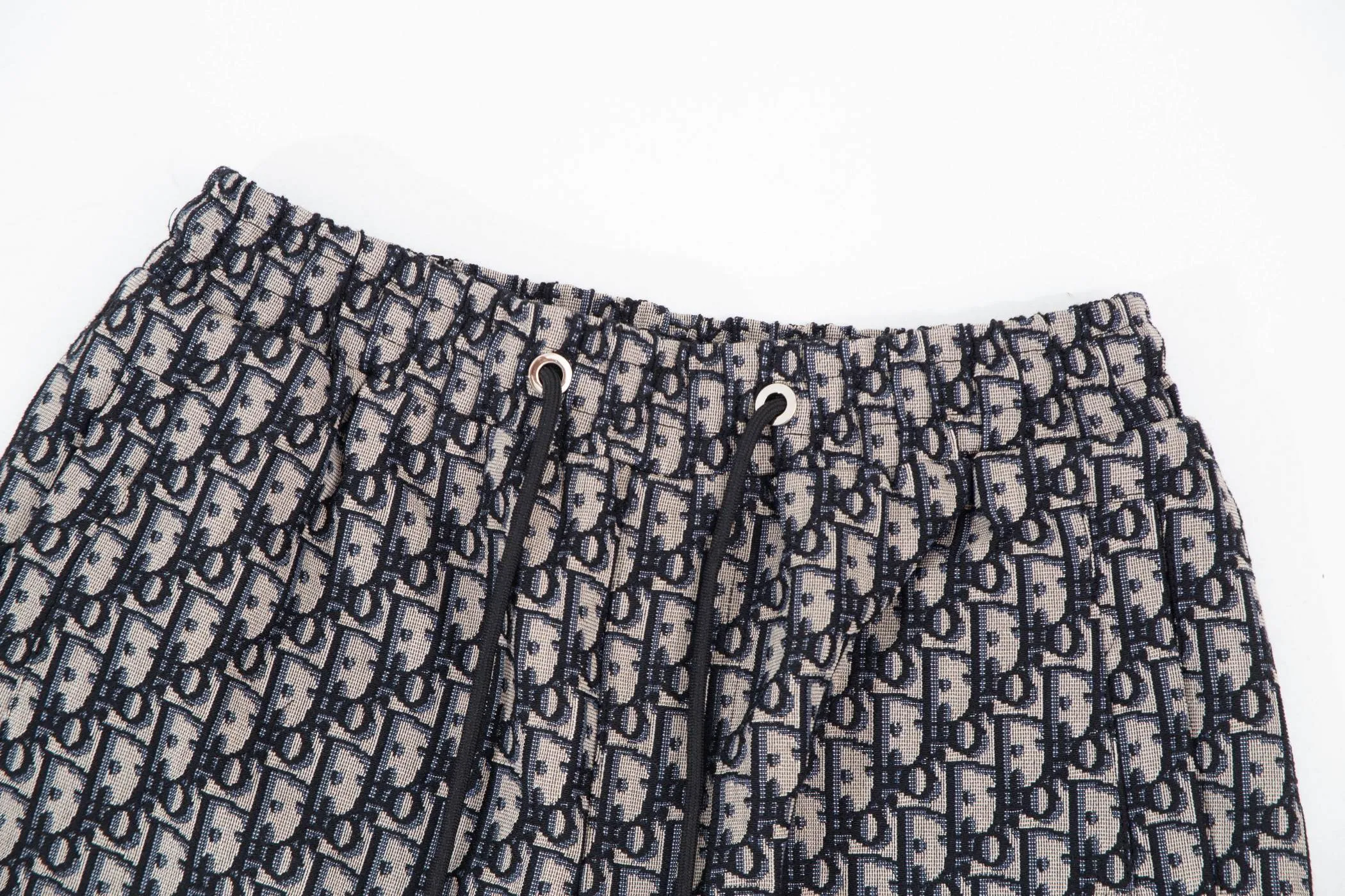 🅿️190 24SS new Dior Oxford jacquard shorts, customized fabric, embroidered logo. The version is tight and three-dimensional, with straight stripe splicing. The customized trouser cord hardware has strong texture and smoothness. The upper body is comfortable and breathable. It has a concave and convex three-dimensional feel. Fashionable and casual wear. Size M-4XL