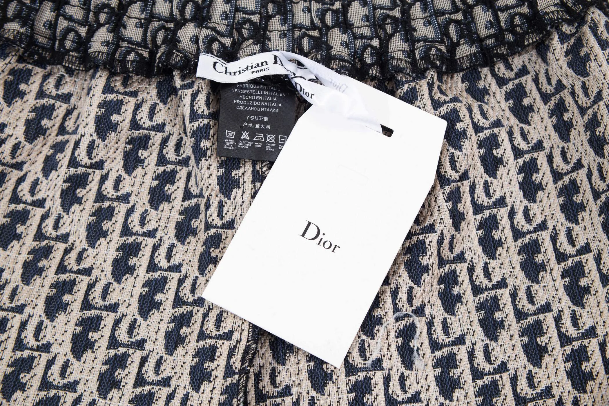 🅿️190 24SS new Dior Oxford jacquard shorts, customized fabric, embroidered logo. The version is tight and three-dimensional, with straight stripe splicing. The customized trouser cord hardware has strong texture and smoothness. The upper body is comfortable and breathable. It has a concave and convex three-dimensional feel. Fashionable and casual wear. Size M-4XL