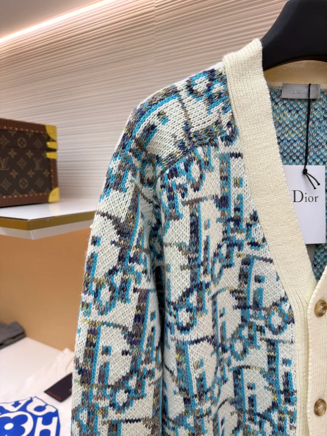 Dior presbyopic woolen cardigan ●Original version: purchased and developed for 15500 ●Item number: 1681283-B05 ●Fabric: wool blended fabric ●Technology: jacquard weaving ●Version: fitted version ●Weight: about 740 grams ●Size: S-M-L ●Description: The wool is custom-dyed with imported premium 100% wool yarn, and jacquard weaving is carried out using an imported 5-gauge wool loom. A single piece takes 190 minutes, and is woven at a parallel and even speed. The whole piece of clothing is clear. The drawings are drawn by experienced masters, and the pattern is positioned according to YB. Specific three-label washing. The overall wiring is straight and delicate. The fabric is comfortable and soft, and the color is consistent without color difference. It can be matched with the same style to create a fashionable look, and can be used in various occasions. Customized accessories, complete with three standards, same style for men and women!