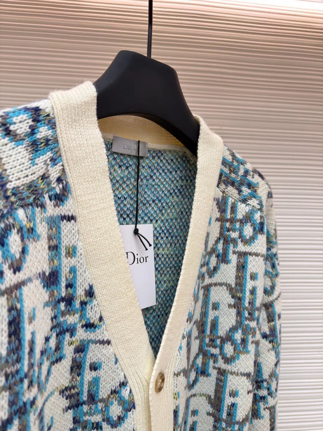 Dior presbyopic woolen cardigan ●Original version: purchased and developed for 15500 ●Item number: 1681283-B05 ●Fabric: wool blended fabric ●Technology: jacquard weaving ●Version: fitted version ●Weight: about 740 grams ●Size: S-M-L ●Description: The wool is custom-dyed with imported premium 100% wool yarn, and jacquard weaving is carried out using an imported 5-gauge wool loom. A single piece takes 190 minutes, and is woven at a parallel and even speed. The whole piece of clothing is clear. The drawings are drawn by experienced masters, and the pattern is positioned according to YB. Specific three-label washing. The overall wiring is straight and delicate. The fabric is comfortable and soft, and the color is consistent without color difference. It can be matched with the same style to create a fashionable look, and can be used in various occasions. Customized accessories, complete with three standards, same style for men and women!