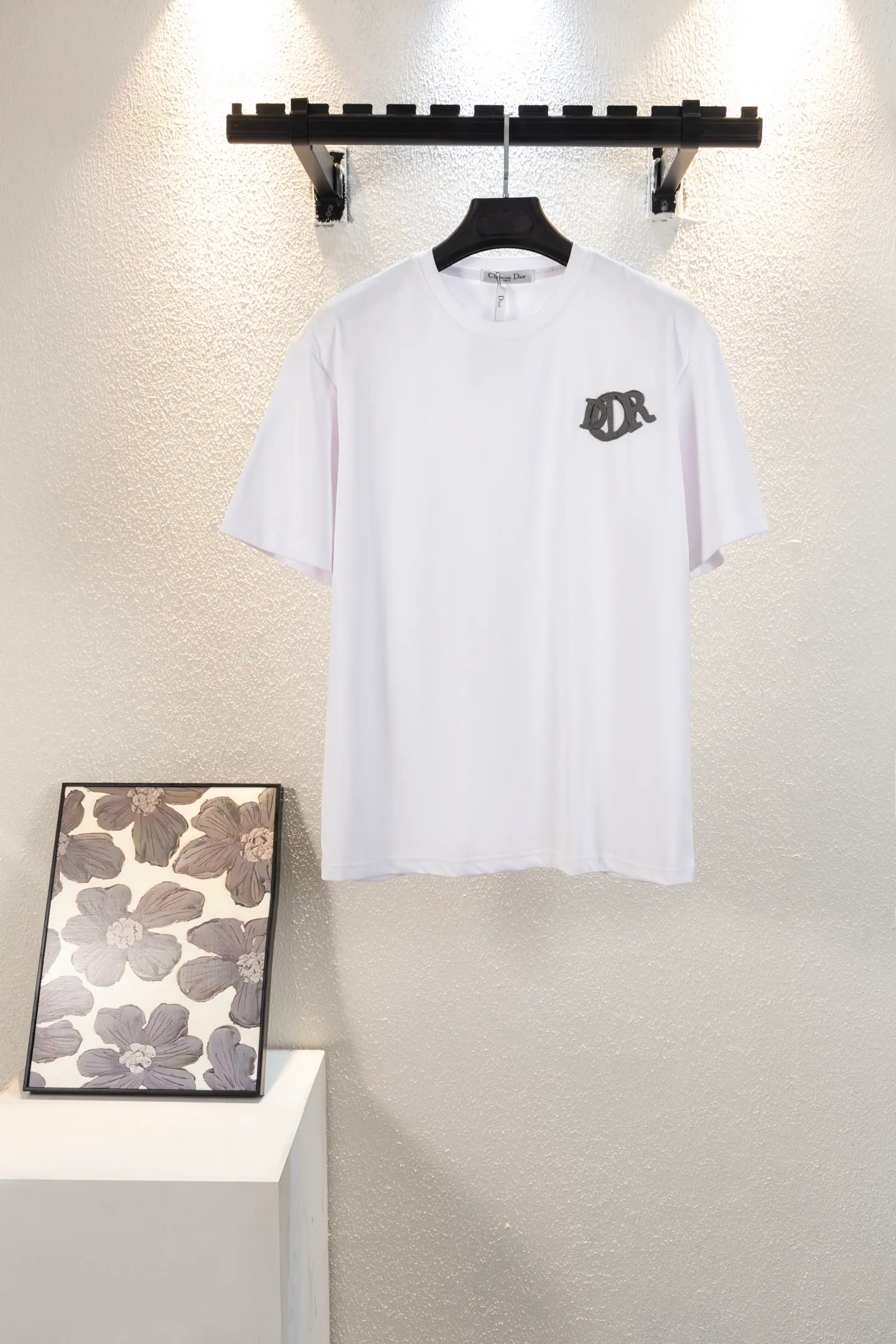 🅿️170 style number k8038 DIOR Dior embroidered letters‼ ️Short-sleeved T-shirt® is the same as the official website *Customized 280g cotton fabric, soft, skin-friendly and comfortable *CD letter logo embroidered on the front *A very simple and elegant one that is unparalleled in terms of upper body comfort, interpreting your luxury and taste, and creating your fashionable charm. ⚠️Washing method: It is recommended to dry clean or wrap the reverse side in a laundry bag and machine wash it quickly in cold water and let it dry naturally! ⚠️ Same style for men and women 𝐂𝐎𝐋𝐎𝐔𝐑: white black light apricot 𝐒𝐈𝐙𝐄 XS S M L