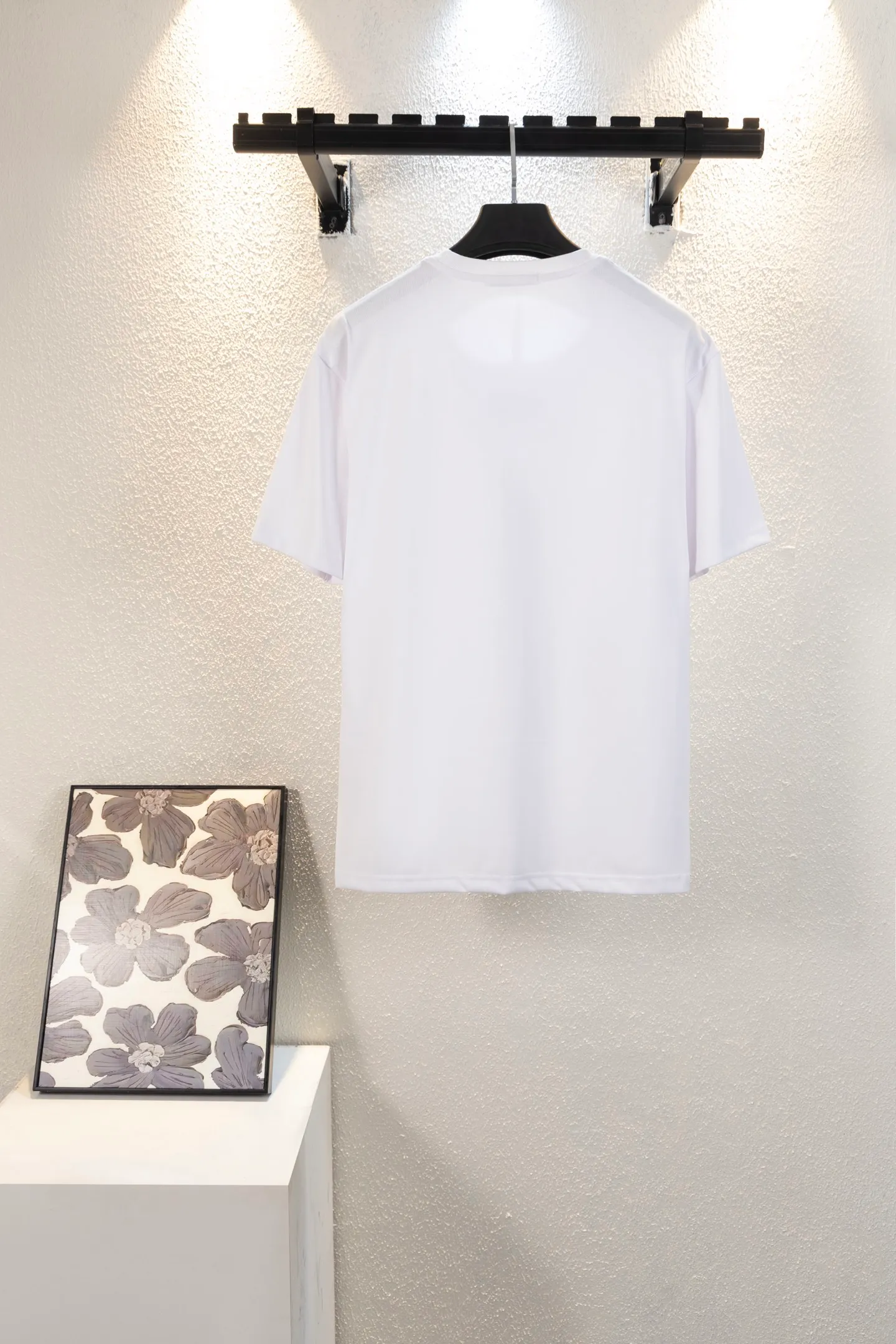 🅿️170 style number k8038 DIOR Dior embroidered letters‼ ️Short-sleeved T-shirt® is the same as the official website *Customized 280g cotton fabric, soft, skin-friendly and comfortable *CD letter logo embroidered on the front *A very simple and elegant one that is unparalleled in terms of upper body comfort, interpreting your luxury and taste, and creating your fashionable charm. ⚠️Washing method: It is recommended to dry clean or wrap the reverse side in a laundry bag and machine wash it quickly in cold water and let it dry naturally! ⚠️ Same style for men and women 𝐂𝐎𝐋𝐎𝐔𝐑: white black light apricot 𝐒𝐈𝐙𝐄 XS S M L