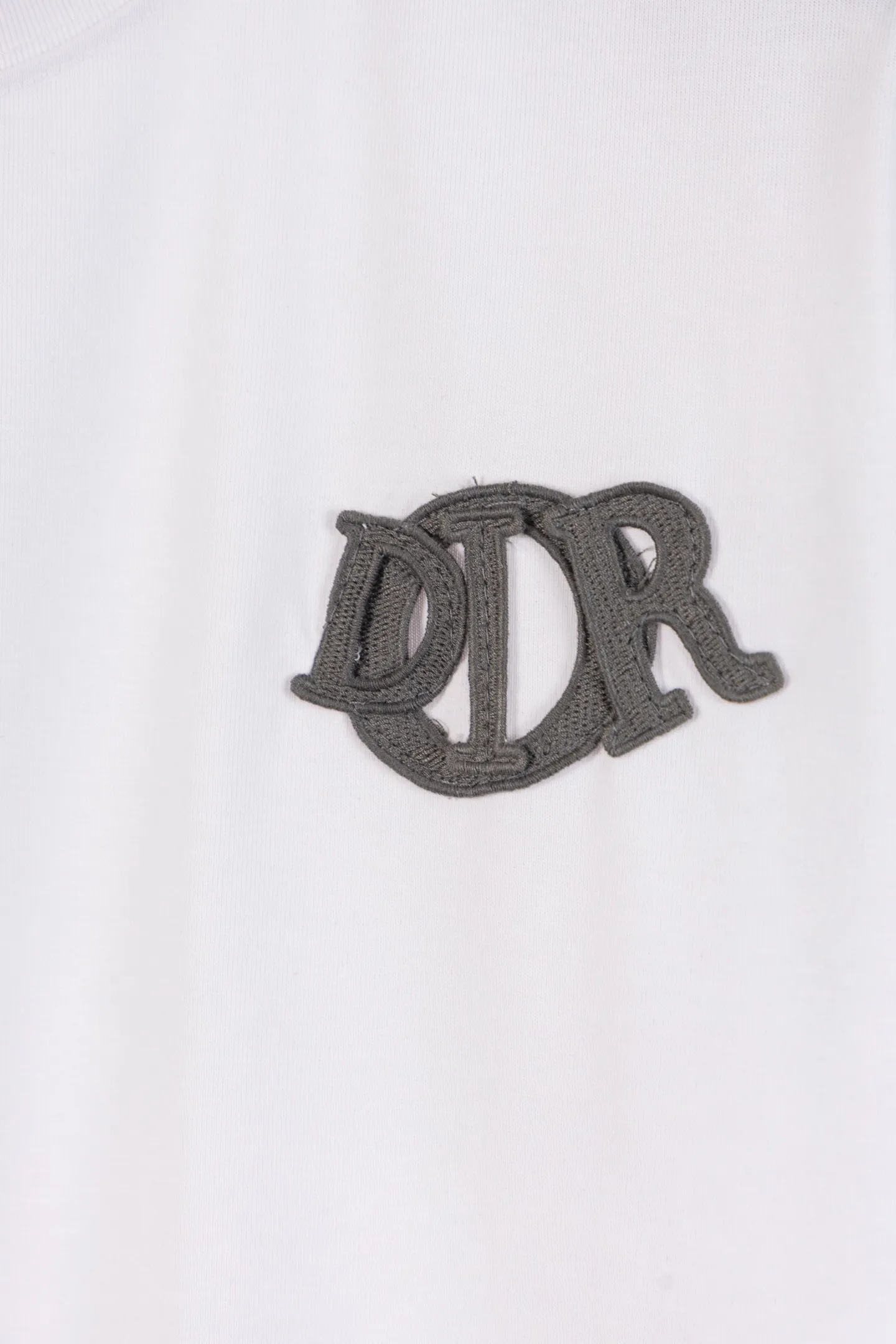 🅿️170 style number k8038 DIOR Dior embroidered letters‼ ️Short-sleeved T-shirt® is the same as the official website *Customized 280g cotton fabric, soft, skin-friendly and comfortable *CD letter logo embroidered on the front *A very simple and elegant one that is unparalleled in terms of upper body comfort, interpreting your luxury and taste, and creating your fashionable charm. ⚠️Washing method: It is recommended to dry clean or wrap the reverse side in a laundry bag and machine wash it quickly in cold water and let it dry naturally! ⚠️ Same style for men and women 𝐂𝐎𝐋𝐎𝐔𝐑: white black light apricot 𝐒𝐈𝐙𝐄 XS S M L