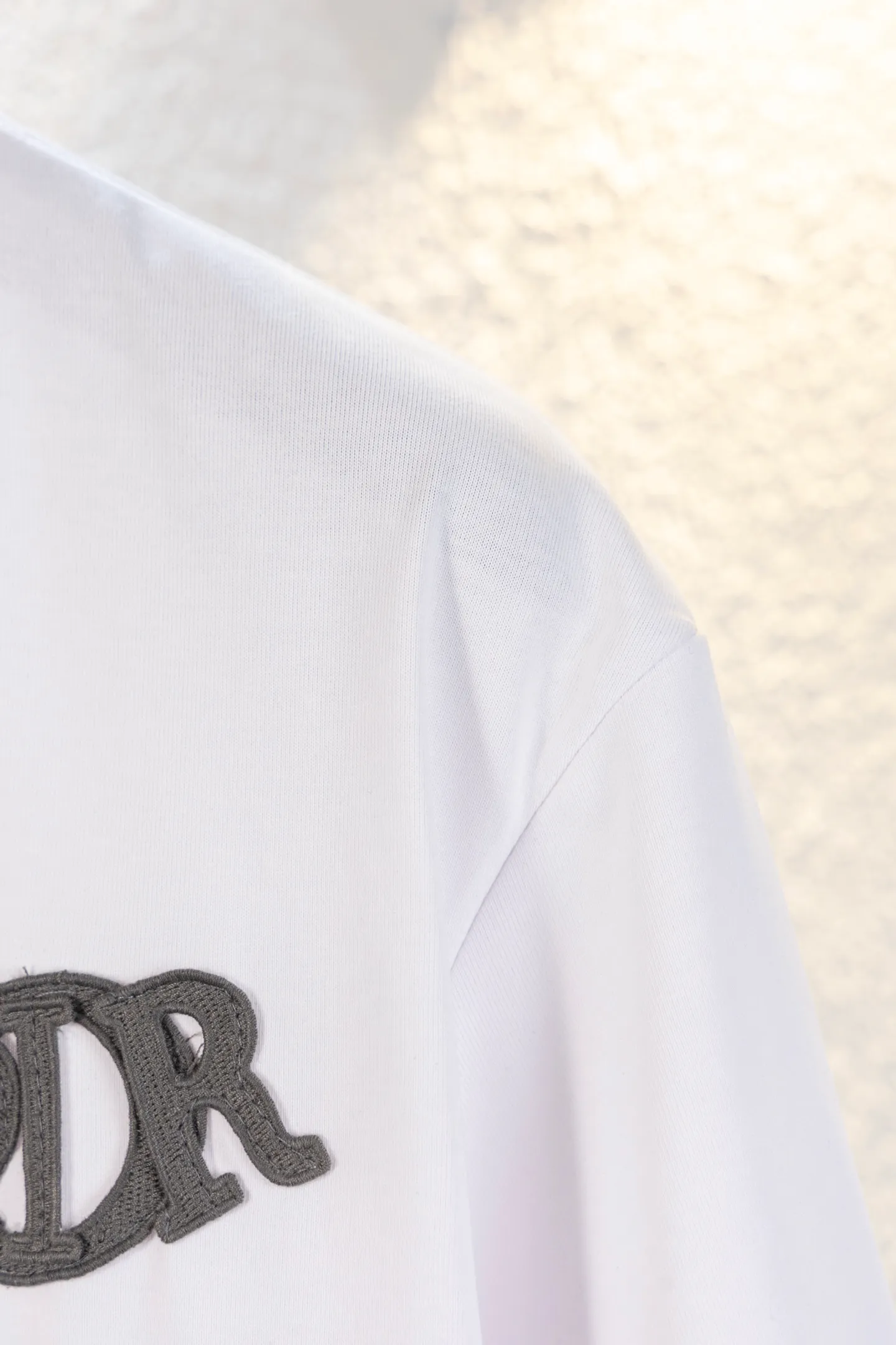 🅿️170 style number k8038 DIOR Dior embroidered letters‼ ️Short-sleeved T-shirt® is the same as the official website *Customized 280g cotton fabric, soft, skin-friendly and comfortable *CD letter logo embroidered on the front *A very simple and elegant one that is unparalleled in terms of upper body comfort, interpreting your luxury and taste, and creating your fashionable charm. ⚠️Washing method: It is recommended to dry clean or wrap the reverse side in a laundry bag and machine wash it quickly in cold water and let it dry naturally! ⚠️ Same style for men and women 𝐂𝐎𝐋𝐎𝐔𝐑: white black light apricot 𝐒𝐈𝐙𝐄 XS S M L