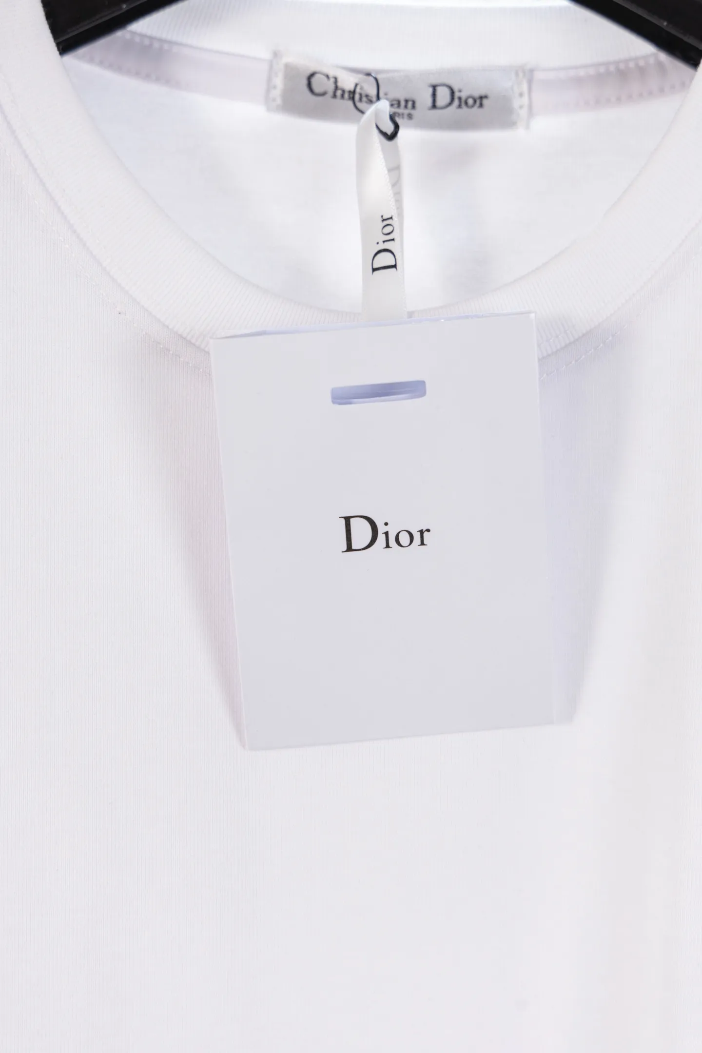 🅿️170 style number k8038 DIOR Dior embroidered letters‼ ️Short-sleeved T-shirt® is the same as the official website *Customized 280g cotton fabric, soft, skin-friendly and comfortable *CD letter logo embroidered on the front *A very simple and elegant one that is unparalleled in terms of upper body comfort, interpreting your luxury and taste, and creating your fashionable charm. ⚠️Washing method: It is recommended to dry clean or wrap the reverse side in a laundry bag and machine wash it quickly in cold water and let it dry naturally! ⚠️ Same style for men and women 𝐂𝐎𝐋𝐎𝐔𝐑: white black light apricot 𝐒𝐈𝐙𝐄 XS S M L