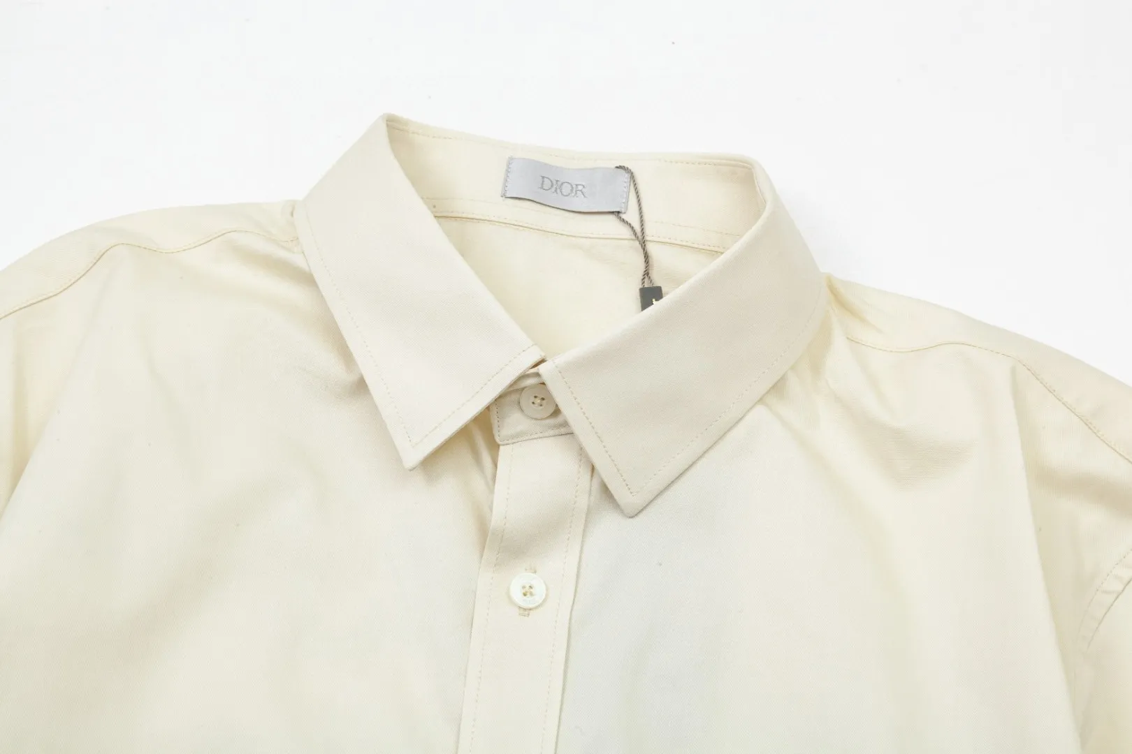 🅿️326 DIOR Dior 🔥The most popular style is coming. Fluorescent logo embroidered 1947 letter pattern long-sleeved shirt. 2024ss official website new long-sleeved shirt, exquisite embroidered logo. High-end version, customized fabrics at the counter. Highly breathable and comfortable, exquisitely crafted, impeccable detail processing, ✅customized logo engraved buttons, complete with three labels. Brand element design concept reflects high quality. It feels delicate and soft! It presents a casual cut and the upper body shape is great! 🐉Code number: M-XXL