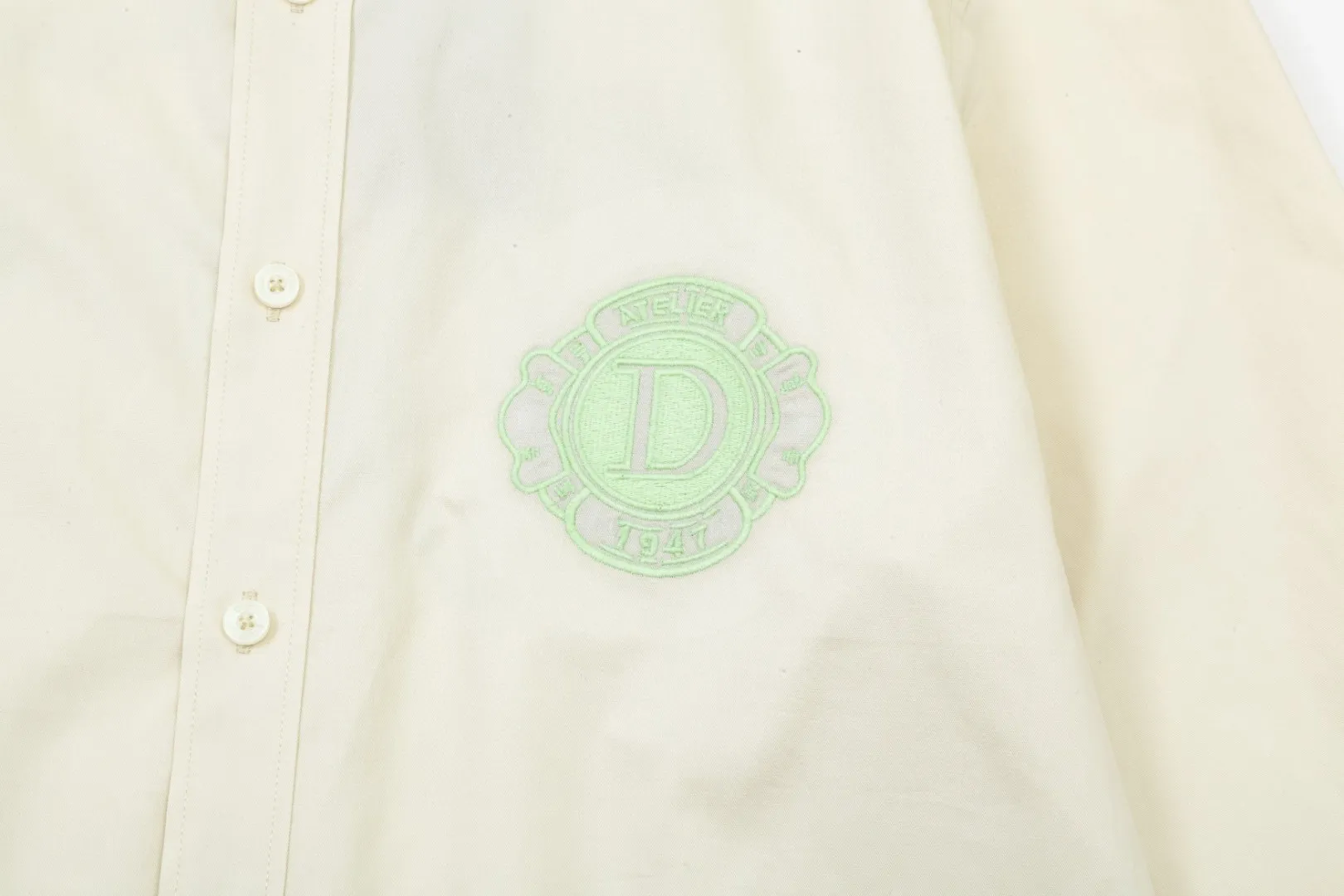 🅿️326 DIOR Dior 🔥The most popular style is coming. Fluorescent logo embroidered 1947 letter pattern long-sleeved shirt. 2024ss official website new long-sleeved shirt, exquisite embroidered logo. High-end version, customized fabrics at the counter. Highly breathable and comfortable, exquisitely crafted, impeccable detail processing, ✅customized logo engraved buttons, complete with three labels. Brand element design concept reflects high quality. It feels delicate and soft! It presents a casual cut and the upper body shape is great! 🐉Code number: M-XXL