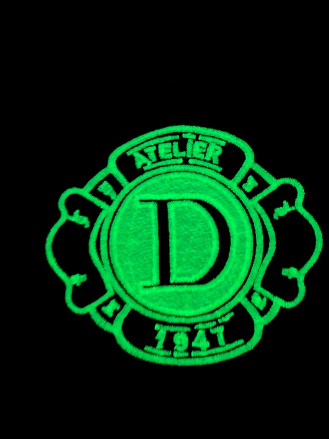 🅿️326 DIOR Dior 🔥The most popular style is coming. Fluorescent logo embroidered 1947 letter pattern long-sleeved shirt. 2024ss official website new long-sleeved shirt, exquisite embroidered logo. High-end version, customized fabrics at the counter. Highly breathable and comfortable, exquisitely crafted, impeccable detail processing, ✅customized logo engraved buttons, complete with three labels. Brand element design concept reflects high quality. It feels delicate and soft! It presents a casual cut and the upper body shape is great! 🐉Code number: M-XXL