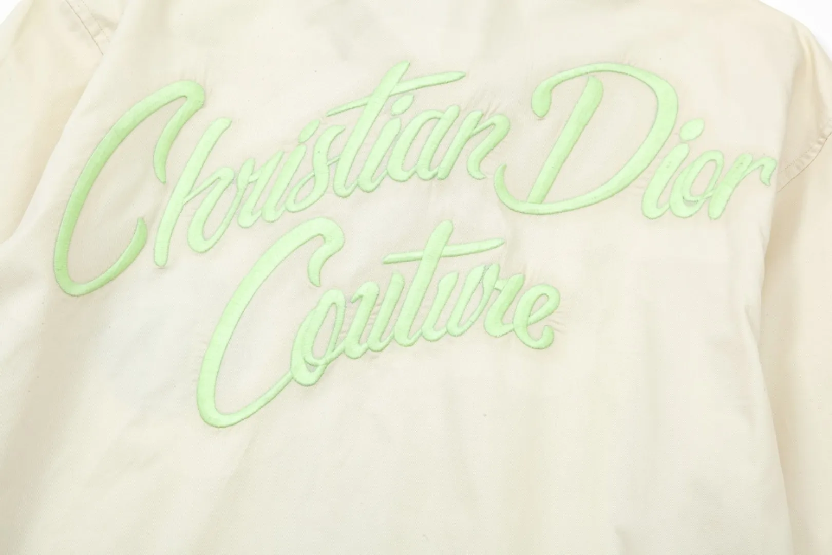 🅿️326 DIOR Dior 🔥The most popular style is coming. Fluorescent logo embroidered 1947 letter pattern long-sleeved shirt. 2024ss official website new long-sleeved shirt, exquisite embroidered logo. High-end version, customized fabrics at the counter. Highly breathable and comfortable, exquisitely crafted, impeccable detail processing, ✅customized logo engraved buttons, complete with three labels. Brand element design concept reflects high quality. It feels delicate and soft! It presents a casual cut and the upper body shape is great! 🐉Code number: M-XXL