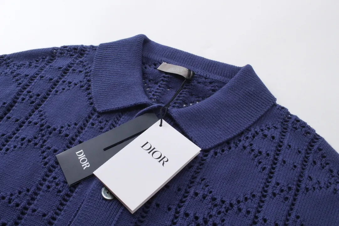 🅿️250 Correct version of high quality DR 2024ss new knitted polo cardigan short sleeves. This short-sleeved shirt pays tribute to the classic DR logo. Crafted from beige cotton and cashmere-blend mesh knit with an all-over cannage pattern, Dr Charm patch and ribbed collar. Vivid and fashionable, create a casual look, suitable for men and women. Size: XS-L