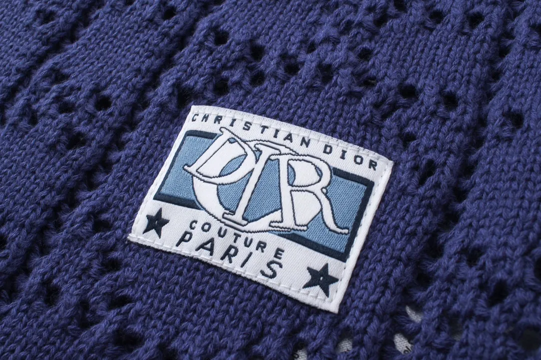 🅿️250 Correct version of high quality DR 2024ss new knitted polo cardigan short sleeves. This short-sleeved shirt pays tribute to the classic DR logo. Crafted from beige cotton and cashmere-blend mesh knit with an all-over cannage pattern, Dr Charm patch and ribbed collar. Vivid and fashionable, create a casual look, suitable for men and women. Size: XS-L