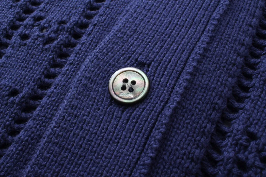 🅿️250 Correct version of high quality DR 2024ss new knitted polo cardigan short sleeves. This short-sleeved shirt pays tribute to the classic DR logo. Crafted from beige cotton and cashmere-blend mesh knit with an all-over cannage pattern, Dr Charm patch and ribbed collar. Vivid and fashionable, create a casual look, suitable for men and women. Size: XS-L