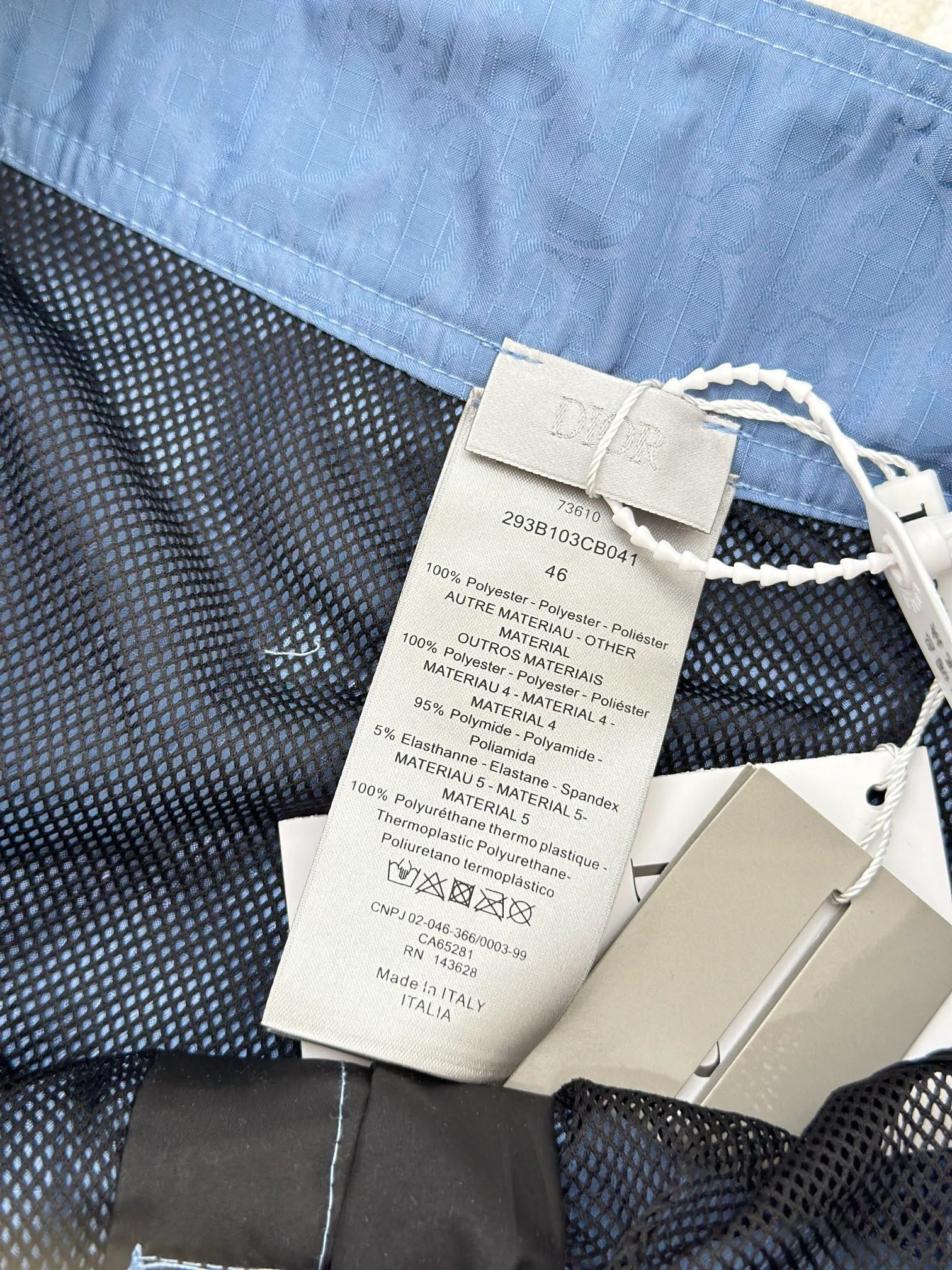 🅿️410 Dio*/Dior 24ss new spring and summer blue beach shorts. This blue color comes from the 2024 beachwear limited series and the AND PARLEY joint series, highlighting the classic Oblique print. Crafted from Parey Ocean Plastic technical fabric made from recycled materials. With drawstrings and side flap pockets, it can be paired with a shirt to make your summer look more refined. Size: 46/48