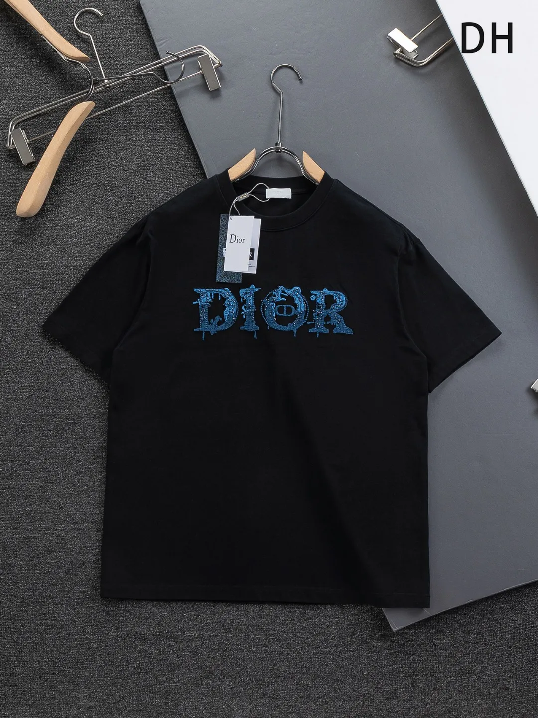 🅿️210 DIOR Dior Dior CD micro wide version S-XL Dior 26ss official website is always unbeatable classic style permanent boutique counter eternal co-branded floral letter patch on the chest 🪡 embroidery + velvet simple letters large logo on the back 🪡 embroidered logo heavy craftsmanship same style short-sleeved T-shirt, cotton blended terry jersey fabric, original development This is from the 2025 beachwear limited series. The full-logo jacquard towel highlights the classic Obliave flower. It is matched with an S-shaped round neck and topstitching. It is unique. The whole body is decorated with obliqve jacquard. The ribbed round neck is matched with V-shaped topstitching. Customized accessories. The whole body is customized and developed according to the Y-panel... Complete with three standards, it can control various styles and pay tribute to Dior's historic year! Coupled with the blessing of full-flower cotton material, both the upper body comfort and the existence are unparalleled. It can be said to be a must-have companion in summer. The excellent breathability and comfortable wearing feeling are unparalleled~ Recommended! ! Same style for men and women! Color: Black White Blue Purple Size: S-XL Size chart: S: Shoulder width 50-Bust 56-Length 70 M: Shoulder width 52-Bust 57-Length 72 L: Shoulder width 54-Bust 59-Length 74 XL: Shoulder width 56-Bust 62-Length 76