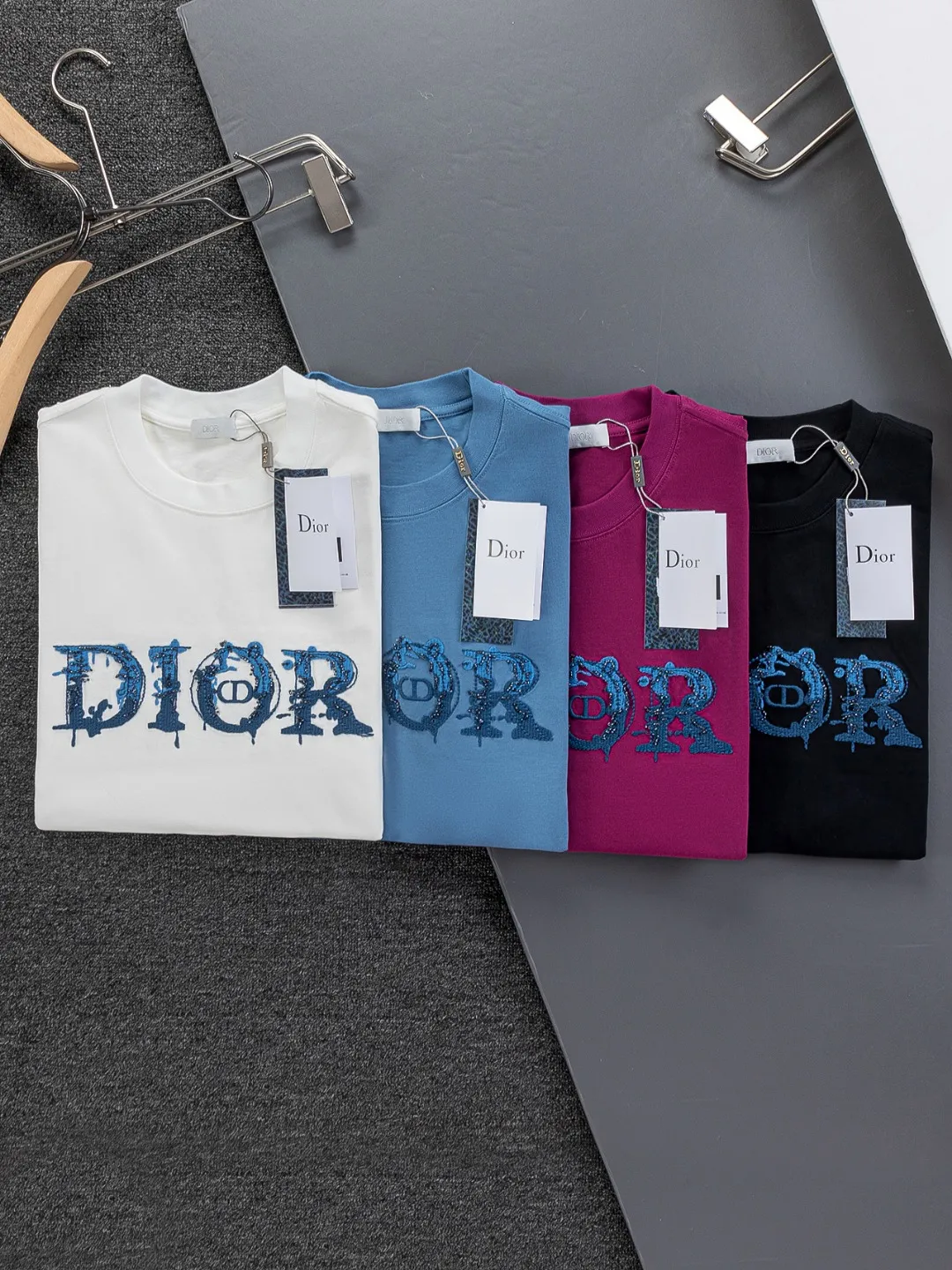🅿️210 DIOR Dior Dior CD micro wide version S-XL Dior 26ss official website is always unbeatable classic style permanent boutique counter eternal co-branded floral letter patch on the chest 🪡 embroidery + velvet simple letters large logo on the back 🪡 embroidered logo heavy craftsmanship same style short-sleeved T-shirt, cotton blended terry jersey fabric, original development This is from the 2025 beachwear limited series. The full-logo jacquard towel highlights the classic Obliave flower. It is matched with an S-shaped round neck and topstitching. It is unique. The whole body is decorated with obliqve jacquard. The ribbed round neck is matched with V-shaped topstitching. Customized accessories. The whole body is customized and developed according to the Y-panel... Complete with three standards, it can control various styles and pay tribute to Dior's historic year! Coupled with the blessing of full-flower cotton material, both the upper body comfort and the existence are unparalleled. It can be said to be a must-have companion in summer. The excellent breathability and comfortable wearing feeling are unparalleled~ Recommended! ! Same style for men and women! Color: Black White Blue Purple Size: S-XL Size chart: S: Shoulder width 50-Bust 56-Length 70 M: Shoulder width 52-Bust 57-Length 72 L: Shoulder width 54-Bust 59-Length 74 XL: Shoulder width 56-Bust 62-Length 76
