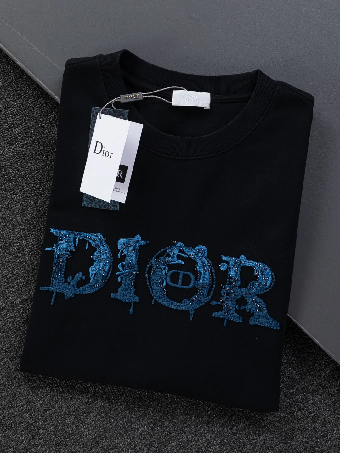 🅿️210 DIOR Dior Dior CD micro wide version S-XL Dior 26ss official website is always unbeatable classic style permanent boutique counter eternal co-branded floral letter patch on the chest 🪡 embroidery + velvet simple letters large logo on the back 🪡 embroidered logo heavy craftsmanship same style short-sleeved T-shirt, cotton blended terry jersey fabric, original development This is from the 2025 beachwear limited series. The full-logo jacquard towel highlights the classic Obliave flower. It is matched with an S-shaped round neck and topstitching. It is unique. The whole body is decorated with obliqve jacquard. The ribbed round neck is matched with V-shaped topstitching. Customized accessories. The whole body is customized and developed according to the Y-panel... Complete with three standards, it can control various styles and pay tribute to Dior's historic year! Coupled with the blessing of full-flower cotton material, both the upper body comfort and the existence are unparalleled. It can be said to be a must-have companion in summer. The excellent breathability and comfortable wearing feeling are unparalleled~ Recommended! ! Same style for men and women! Color: Black White Blue Purple Size: S-XL Size chart: S: Shoulder width 50-Bust 56-Length 70 M: Shoulder width 52-Bust 57-Length 72 L: Shoulder width 54-Bust 59-Length 74 XL: Shoulder width 56-Bust 62-Length 76