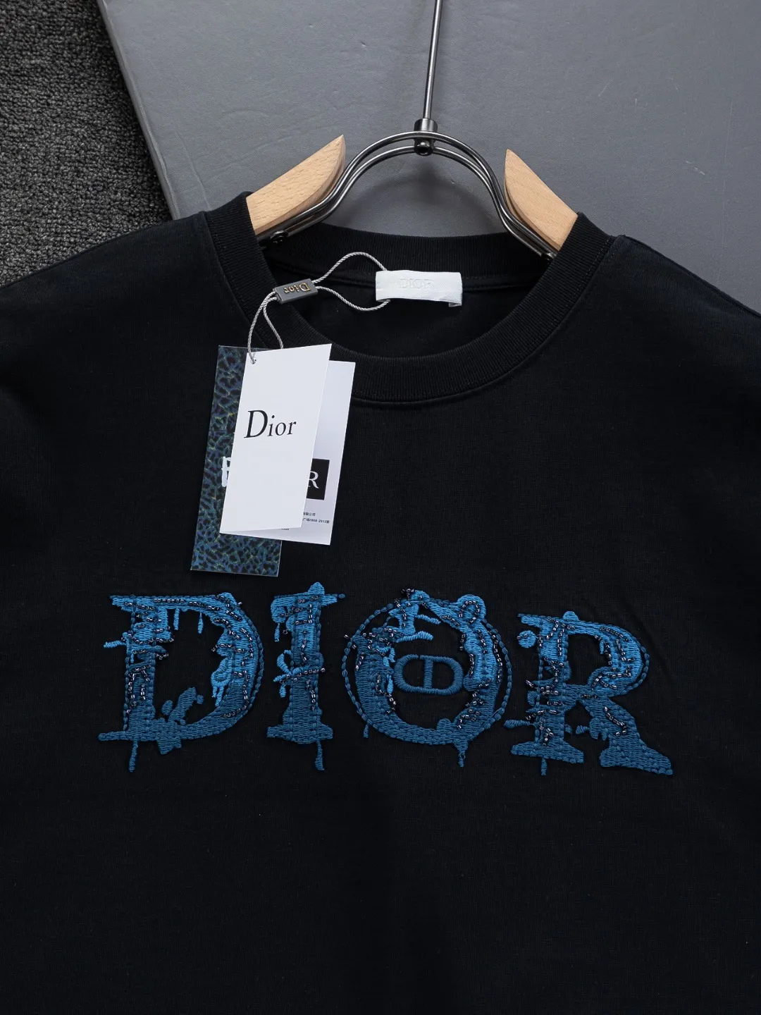 🅿️210 DIOR Dior Dior CD micro wide version S-XL Dior 26ss official website is always unbeatable classic style permanent boutique counter eternal co-branded floral letter patch on the chest 🪡 embroidery + velvet simple letters large logo on the back 🪡 embroidered logo heavy craftsmanship same style short-sleeved T-shirt, cotton blended terry jersey fabric, original development This is from the 2025 beachwear limited series. The full-logo jacquard towel highlights the classic Obliave flower. It is matched with an S-shaped round neck and topstitching. It is unique. The whole body is decorated with obliqve jacquard. The ribbed round neck is matched with V-shaped topstitching. Customized accessories. The whole body is customized and developed according to the Y-panel... Complete with three standards, it can control various styles and pay tribute to Dior's historic year! Coupled with the blessing of full-flower cotton material, both the upper body comfort and the existence are unparalleled. It can be said to be a must-have companion in summer. The excellent breathability and comfortable wearing feeling are unparalleled~ Recommended! ! Same style for men and women! Color: Black White Blue Purple Size: S-XL Size chart: S: Shoulder width 50-Bust 56-Length 70 M: Shoulder width 52-Bust 57-Length 72 L: Shoulder width 54-Bust 59-Length 74 XL: Shoulder width 56-Bust 62-Length 76
