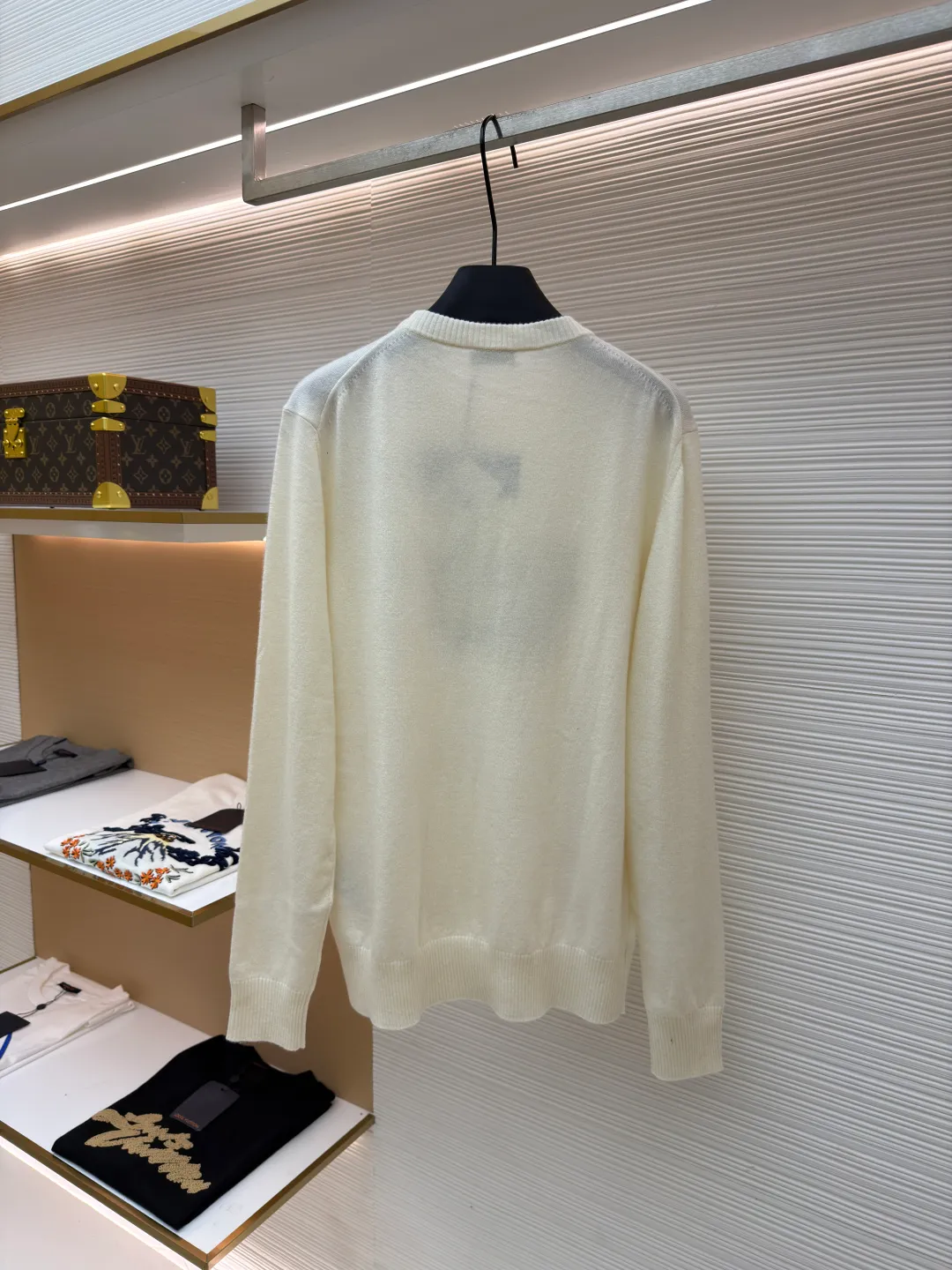 Dior 1947 embroidered bottoming sweater ●Original version: 14,000 purchased and developed ●Item number: 1681271-B05 ●Fabric: wool blended fabric ●Technology: embroidery production ●Color: white ●Version: fitted version ●Weight: about 305 grams ●Size: XS-S-M-L ●Description: The original version was purchased from the official website for coloring [1:1 coloring and final dyeing]. The color similarity is as high as 95% or more. The wool material is customized [Zhenpin Cashmere]; the main advantages of cashmere are: [Delicate and soft]: High quality The cashmere fiber [average fineness is below 15.5 microns] (higher than 95% of similar levels), which is finer than the finest wool, and finer than other fibers such as mohair, alpaca, camel hair, etc.; because of its fineness, it will It is soft, and when you wear it next to your body, you will feel your whole body being kissed and touched by it, and relax; [Cashmere is a very warm material], maybe chemical fiber thermal underwear9 is also warm, but the warmth of cashmere is different, it is warm, fiber The curves and turns of the fibers form a layer of warm air that surrounds you, [light and soft but not stuffy]. Different grades of cashmere have different feelings, and the touch is quite different; even if cashmere is everywhere in the streets, high-standard cashmere is still in the minority. [Skin-friendly and smooth]: The overall wiring is straight and delicate, the fabric is comfortable and soft, and the color is consistent without color difference. It can be matched with the same style to create a fashionable look and control various occasions. Customized accessories, complete with three standards, same style for men and women!
