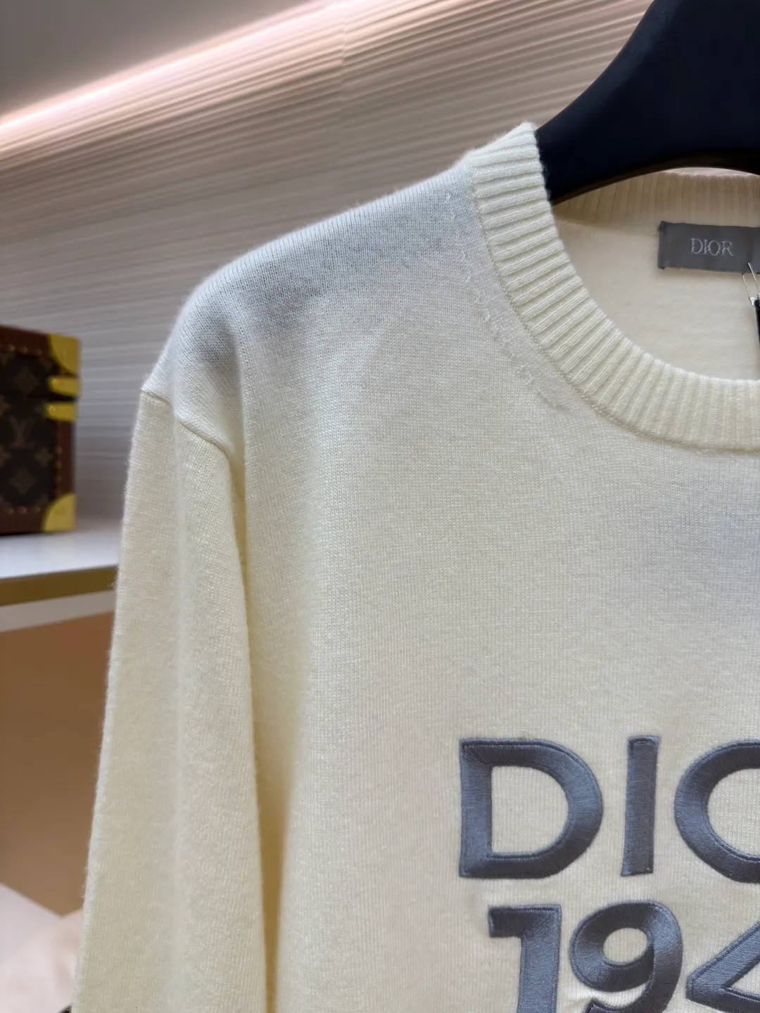 Dior 1947 embroidered bottoming sweater ●Original version: 14,000 purchased and developed ●Item number: 1681271-B05 ●Fabric: wool blended fabric ●Technology: embroidery production ●Color: white ●Version: fitted version ●Weight: about 305 grams ●Size: XS-S-M-L ●Description: The original version was purchased from the official website for coloring [1:1 coloring and final dyeing]. The color similarity is as high as 95% or more. The wool material is customized [Zhenpin Cashmere]; the main advantages of cashmere are: [Delicate and soft]: High quality The cashmere fiber [average fineness is below 15.5 microns] (higher than 95% of similar levels), which is finer than the finest wool, and finer than other fibers such as mohair, alpaca, camel hair, etc.; because of its fineness, it will It is soft, and when you wear it next to your body, you will feel your whole body being kissed and touched by it, and relax; [Cashmere is a very warm material], maybe chemical fiber thermal underwear9 is also warm, but the warmth of cashmere is different, it is warm, fiber The curves and turns of the fibers form a layer of warm air that surrounds you, [light and soft but not stuffy]. Different grades of cashmere have different feelings, and the touch is quite different; even if cashmere is everywhere in the streets, high-standard cashmere is still in the minority. [Skin-friendly and smooth]: The overall wiring is straight and delicate, the fabric is comfortable and soft, and the color is consistent without color difference. It can be matched with the same style to create a fashionable look and control various occasions. Customized accessories, complete with three standards, same style for men and women!