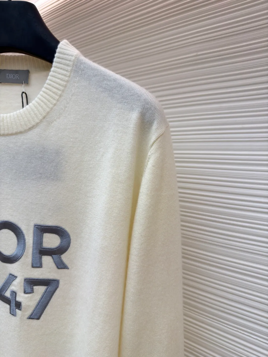 Dior 1947 embroidered bottoming sweater ●Original version: 14,000 purchased and developed ●Item number: 1681271-B05 ●Fabric: wool blended fabric ●Technology: embroidery production ●Color: white ●Version: fitted version ●Weight: about 305 grams ●Size: XS-S-M-L ●Description: The original version was purchased from the official website for coloring [1:1 coloring and final dyeing]. The color similarity is as high as 95% or more. The wool material is customized [Zhenpin Cashmere]; the main advantages of cashmere are: [Delicate and soft]: High quality The cashmere fiber [average fineness is below 15.5 microns] (higher than 95% of similar levels), which is finer than the finest wool, and finer than other fibers such as mohair, alpaca, camel hair, etc.; because of its fineness, it will It is soft, and when you wear it next to your body, you will feel your whole body being kissed and touched by it, and relax; [Cashmere is a very warm material], maybe chemical fiber thermal underwear9 is also warm, but the warmth of cashmere is different, it is warm, fiber The curves and turns of the fibers form a layer of warm air that surrounds you, [light and soft but not stuffy]. Different grades of cashmere have different feelings, and the touch is quite different; even if cashmere is everywhere in the streets, high-standard cashmere is still in the minority. [Skin-friendly and smooth]: The overall wiring is straight and delicate, the fabric is comfortable and soft, and the color is consistent without color difference. It can be matched with the same style to create a fashionable look and control various occasions. Customized accessories, complete with three standards, same style for men and women!