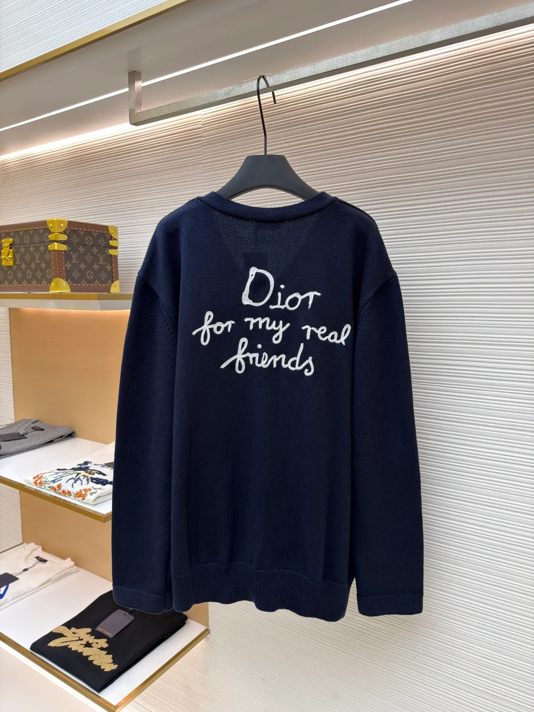 DIOR friend embroidered cotton blend button cardigan ●Original version: purchased and developed by 10539 ●Item number: 1681107-B40 ●Fabric: nylon fabric ●Technology: embroidery production ●Version: Loose fit ●Weight: about 805 grams ●Size: S-M-L-XL ●Description: Made of 40-count cotton yarn and 62% cotton. It is mixed with 38% polyester. The two types of wool are mixed and woven to effectively make the upper body more three-dimensional. The embroidery uses wool yarn high-density embroidery technology, and the front numbers are all embroidered with the joint series LOGO. The number of stitches is about 12,000. The buttons are made of natural horn buttons with the brand's logo on them. This cardigan displays the Dior For My Real Friends logo from the DIOR AND HYLTON NEL collaboration. Crafted from white cotton-blend jersey with embroidery on the front and back, button fastening and ribbed trims. It can add style to any look. The overall wiring is straight and delicate, the fabric is comfortable and soft, and the color is consistent without color difference. It can be matched with the same style to create a fashionable look and control various occasions. Customized accessories, complete with three standards, same style for men and women!