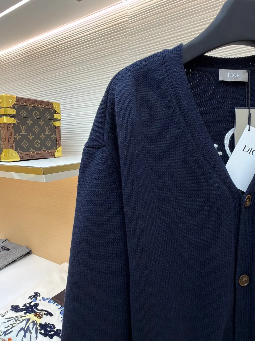 DIOR friend embroidered cotton blend button cardigan ●Original version: purchased and developed by 10539 ●Item number: 1681107-B40 ●Fabric: nylon fabric ●Technology: embroidery production ●Version: Loose fit ●Weight: about 805 grams ●Size: S-M-L-XL ●Description: Made of 40-count cotton yarn and 62% cotton. It is mixed with 38% polyester. The two types of wool are mixed and woven to effectively make the upper body more three-dimensional. The embroidery uses wool yarn high-density embroidery technology, and the front numbers are all embroidered with the joint series LOGO. The number of stitches is about 12,000. The buttons are made of natural horn buttons with the brand's logo on them. This cardigan displays the Dior For My Real Friends logo from the DIOR AND HYLTON NEL collaboration. Crafted from white cotton-blend jersey with embroidery on the front and back, button fastening and ribbed trims. It can add style to any look. The overall wiring is straight and delicate, the fabric is comfortable and soft, and the color is consistent without color difference. It can be matched with the same style to create a fashionable look and control various occasions. Customized accessories, complete with three standards, same style for men and women!