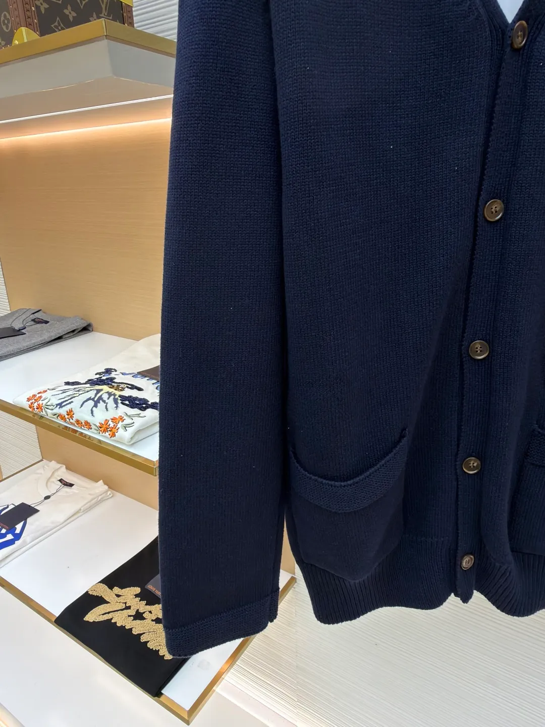 DIOR friend embroidered cotton blend button cardigan ●Original version: purchased and developed by 10539 ●Item number: 1681107-B40 ●Fabric: nylon fabric ●Technology: embroidery production ●Version: Loose fit ●Weight: about 805 grams ●Size: S-M-L-XL ●Description: Made of 40-count cotton yarn and 62% cotton. It is mixed with 38% polyester. The two types of wool are mixed and woven to effectively make the upper body more three-dimensional. The embroidery uses wool yarn high-density embroidery technology, and the front numbers are all embroidered with the joint series LOGO. The number of stitches is about 12,000. The buttons are made of natural horn buttons with the brand's logo on them. This cardigan displays the Dior For My Real Friends logo from the DIOR AND HYLTON NEL collaboration. Crafted from white cotton-blend jersey with embroidery on the front and back, button fastening and ribbed trims. It can add style to any look. The overall wiring is straight and delicate, the fabric is comfortable and soft, and the color is consistent without color difference. It can be matched with the same style to create a fashionable look and control various occasions. Customized accessories, complete with three standards, same style for men and women!