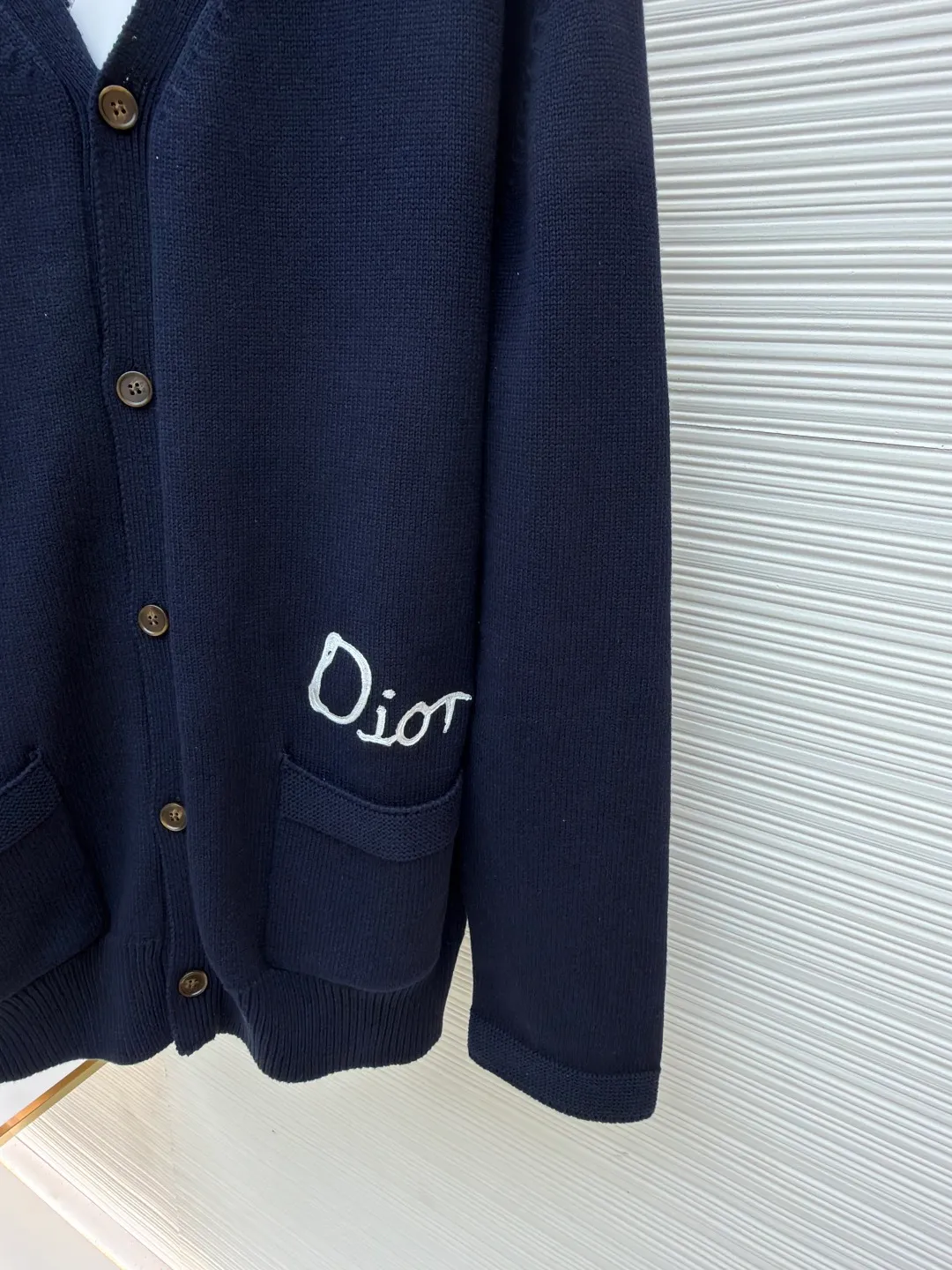 DIOR friend embroidered cotton blend button cardigan ●Original version: purchased and developed by 10539 ●Item number: 1681107-B40 ●Fabric: nylon fabric ●Technology: embroidery production ●Version: Loose fit ●Weight: about 805 grams ●Size: S-M-L-XL ●Description: Made of 40-count cotton yarn and 62% cotton. It is mixed with 38% polyester. The two types of wool are mixed and woven to effectively make the upper body more three-dimensional. The embroidery uses wool yarn high-density embroidery technology, and the front numbers are all embroidered with the joint series LOGO. The number of stitches is about 12,000. The buttons are made of natural horn buttons with the brand's logo on them. This cardigan displays the Dior For My Real Friends logo from the DIOR AND HYLTON NEL collaboration. Crafted from white cotton-blend jersey with embroidery on the front and back, button fastening and ribbed trims. It can add style to any look. The overall wiring is straight and delicate, the fabric is comfortable and soft, and the color is consistent without color difference. It can be matched with the same style to create a fashionable look and control various occasions. Customized accessories, complete with three standards, same style for men and women!