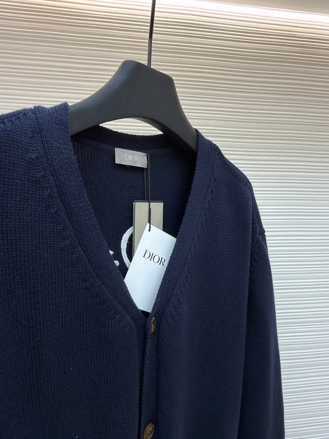 DIOR friend embroidered cotton blend button cardigan ●Original version: purchased and developed by 10539 ●Item number: 1681107-B40 ●Fabric: nylon fabric ●Technology: embroidery production ●Version: Loose fit ●Weight: about 805 grams ●Size: S-M-L-XL ●Description: Made of 40-count cotton yarn and 62% cotton. It is mixed with 38% polyester. The two types of wool are mixed and woven to effectively make the upper body more three-dimensional. The embroidery uses wool yarn high-density embroidery technology, and the front numbers are all embroidered with the joint series LOGO. The number of stitches is about 12,000. The buttons are made of natural horn buttons with the brand's logo on them. This cardigan displays the Dior For My Real Friends logo from the DIOR AND HYLTON NEL collaboration. Crafted from white cotton-blend jersey with embroidery on the front and back, button fastening and ribbed trims. It can add style to any look. The overall wiring is straight and delicate, the fabric is comfortable and soft, and the color is consistent without color difference. It can be matched with the same style to create a fashionable look and control various occasions. Customized accessories, complete with three standards, same style for men and women!