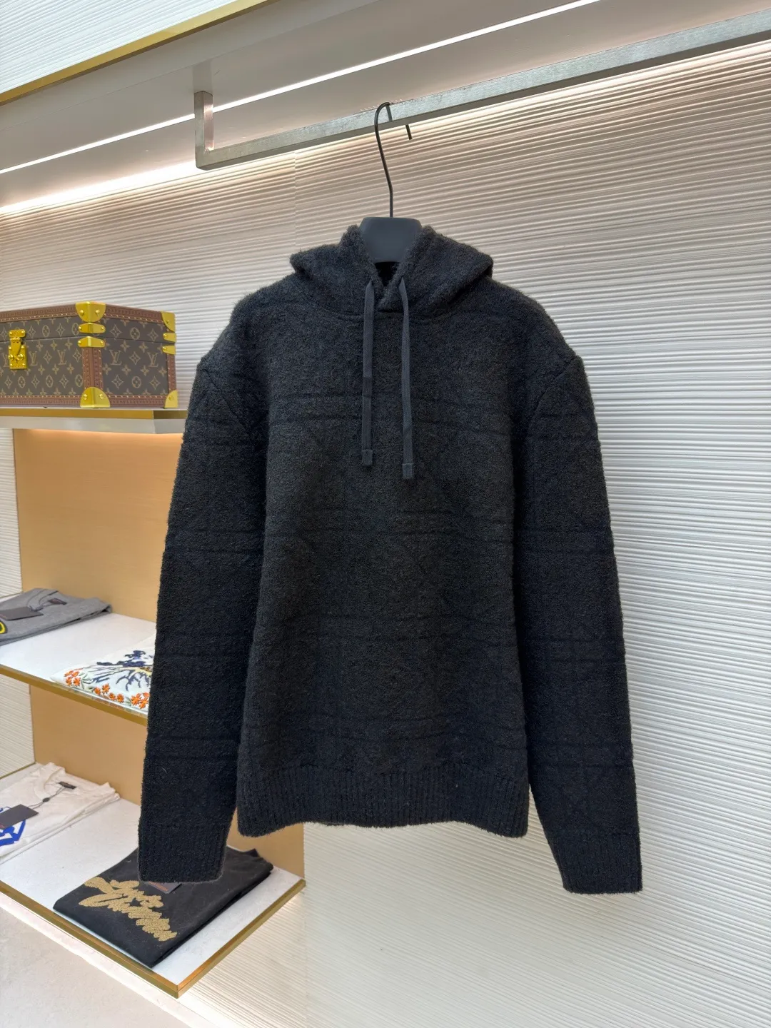Dior diamond pattern jacquard knitted hoodie ●Original version: 24000 purchased and developed ●Item number: 1681969-C10 ●Fabric: wool blended fabric ●Technology: jacquard knitting ●Color: black ●Version: fitted version ●Weight: about 1415 grams ●Size: XS-S-M-L ●Description: This is LV The 2025 autumn and winter series of plush hooded sweaters are made of 100% Albaka wool blend, and the yarn contains 30% alpaca. It is woven with a 16-needle coarse weaving process. The surface presents a matte plush texture and is twice as warm as ordinary wool. The main body of the garment is made of rhombus plaid jacquard, with a three-dimensional texture formed by alternating front and back stitching techniques without additional seams. The hood is made of one-piece knitting, with an invisible shaping lining built into the brim, making it more comfortable to wear. The drawstring is made of core-spun rope of the same material, and the rope ends are treated with metal crimping, making it durable and not easy to wear. The finished product is ironed with low-temperature steam to avoid damage to the plush fibers. The cuffs and hem are ribbed for long-lasting elasticity and a good fit. The whole piece is sewn in an Italian workshop, with no exposed threads in the details, continuing the exquisite standards of the brand's high-end knitted items. The overall stitching is straight and delicate, the fabric is comfortable and soft, and the color is consistent with no color difference. It can be matched with the same style to create a fashionable look and control various occasions. Customized accessories, complete with three standards, the same style for men and women!