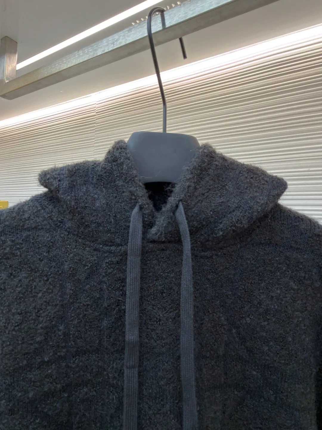 Dior diamond pattern jacquard knitted hoodie ●Original version: 24000 purchased and developed ●Item number: 1681969-C10 ●Fabric: wool blended fabric ●Technology: jacquard knitting ●Color: black ●Version: fitted version ●Weight: about 1415 grams ●Size: XS-S-M-L ●Description: This is LV The 2025 autumn and winter series of plush hooded sweaters are made of 100% Albaka wool blend, and the yarn contains 30% alpaca. It is woven with a 16-needle coarse weaving process. The surface presents a matte plush texture and is twice as warm as ordinary wool. The main body of the garment is made of rhombus plaid jacquard, with a three-dimensional texture formed by alternating front and back stitching techniques without additional seams. The hood is made of one-piece knitting, with an invisible shaping lining built into the brim, making it more comfortable to wear. The drawstring is made of core-spun rope of the same material, and the rope ends are treated with metal crimping, making it durable and not easy to wear. The finished product is ironed with low-temperature steam to avoid damage to the plush fibers. The cuffs and hem are ribbed for long-lasting elasticity and a good fit. The whole piece is sewn in an Italian workshop, with no exposed threads in the details, continuing the exquisite standards of the brand's high-end knitted items. The overall stitching is straight and delicate, the fabric is comfortable and soft, and the color is consistent with no color difference. It can be matched with the same style to create a fashionable look and control various occasions. Customized accessories, complete with three standards, the same style for men and women!