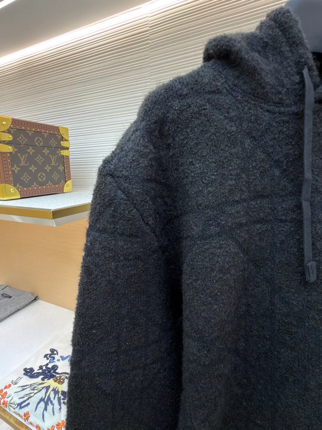 Dior diamond pattern jacquard knitted hoodie ●Original version: 24000 purchased and developed ●Item number: 1681969-C10 ●Fabric: wool blended fabric ●Technology: jacquard knitting ●Color: black ●Version: fitted version ●Weight: about 1415 grams ●Size: XS-S-M-L ●Description: This is LV The 2025 autumn and winter series of plush hooded sweaters are made of 100% Albaka wool blend, and the yarn contains 30% alpaca. It is woven with a 16-needle coarse weaving process. The surface presents a matte plush texture and is twice as warm as ordinary wool. The main body of the garment is made of rhombus plaid jacquard, with a three-dimensional texture formed by alternating front and back stitching techniques without additional seams. The hood is made of one-piece knitting, with an invisible shaping lining built into the brim, making it more comfortable to wear. The drawstring is made of core-spun rope of the same material, and the rope ends are treated with metal crimping, making it durable and not easy to wear. The finished product is ironed with low-temperature steam to avoid damage to the plush fibers. The cuffs and hem are ribbed for long-lasting elasticity and a good fit. The whole piece is sewn in an Italian workshop, with no exposed threads in the details, continuing the exquisite standards of the brand's high-end knitted items. The overall stitching is straight and delicate, the fabric is comfortable and soft, and the color is consistent with no color difference. It can be matched with the same style to create a fashionable look and control various occasions. Customized accessories, complete with three standards, the same style for men and women!