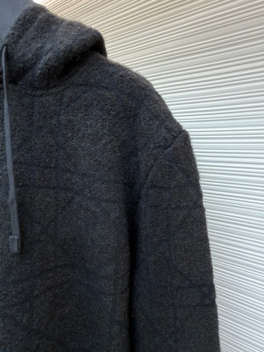 Dior diamond pattern jacquard knitted hoodie ●Original version: 24000 purchased and developed ●Item number: 1681969-C10 ●Fabric: wool blended fabric ●Technology: jacquard knitting ●Color: black ●Version: fitted version ●Weight: about 1415 grams ●Size: XS-S-M-L ●Description: This is LV The 2025 autumn and winter series of plush hooded sweaters are made of 100% Albaka wool blend, and the yarn contains 30% alpaca. It is woven with a 16-needle coarse weaving process. The surface presents a matte plush texture and is twice as warm as ordinary wool. The main body of the garment is made of rhombus plaid jacquard, with a three-dimensional texture formed by alternating front and back stitching techniques without additional seams. The hood is made of one-piece knitting, with an invisible shaping lining built into the brim, making it more comfortable to wear. The drawstring is made of core-spun rope of the same material, and the rope ends are treated with metal crimping, making it durable and not easy to wear. The finished product is ironed with low-temperature steam to avoid damage to the plush fibers. The cuffs and hem are ribbed for long-lasting elasticity and a good fit. The whole piece is sewn in an Italian workshop, with no exposed threads in the details, continuing the exquisite standards of the brand's high-end knitted items. The overall stitching is straight and delicate, the fabric is comfortable and soft, and the color is consistent with no color difference. It can be matched with the same style to create a fashionable look and control various occasions. Customized accessories, complete with three standards, the same style for men and women!