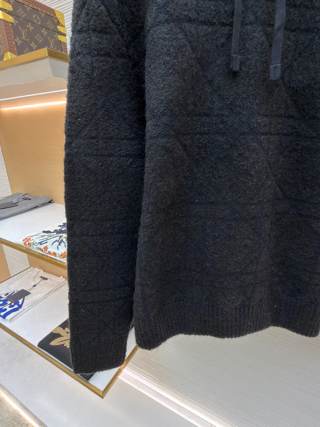 Dior diamond pattern jacquard knitted hoodie ●Original version: 24000 purchased and developed ●Item number: 1681969-C10 ●Fabric: wool blended fabric ●Technology: jacquard knitting ●Color: black ●Version: fitted version ●Weight: about 1415 grams ●Size: XS-S-M-L ●Description: This is LV The 2025 autumn and winter series of plush hooded sweaters are made of 100% Albaka wool blend, and the yarn contains 30% alpaca. It is woven with a 16-needle coarse weaving process. The surface presents a matte plush texture and is twice as warm as ordinary wool. The main body of the garment is made of rhombus plaid jacquard, with a three-dimensional texture formed by alternating front and back stitching techniques without additional seams. The hood is made of one-piece knitting, with an invisible shaping lining built into the brim, making it more comfortable to wear. The drawstring is made of core-spun rope of the same material, and the rope ends are treated with metal crimping, making it durable and not easy to wear. The finished product is ironed with low-temperature steam to avoid damage to the plush fibers. The cuffs and hem are ribbed for long-lasting elasticity and a good fit. The whole piece is sewn in an Italian workshop, with no exposed threads in the details, continuing the exquisite standards of the brand's high-end knitted items. The overall stitching is straight and delicate, the fabric is comfortable and soft, and the color is consistent with no color difference. It can be matched with the same style to create a fashionable look and control various occasions. Customized accessories, complete with three standards, the same style for men and women!