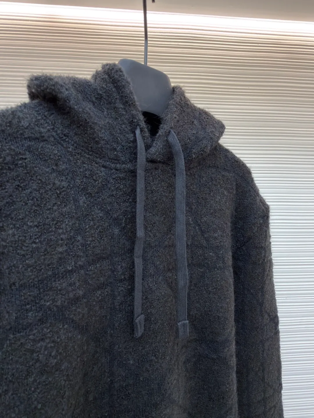 Dior diamond pattern jacquard knitted hoodie ●Original version: 24000 purchased and developed ●Item number: 1681969-C10 ●Fabric: wool blended fabric ●Technology: jacquard knitting ●Color: black ●Version: fitted version ●Weight: about 1415 grams ●Size: XS-S-M-L ●Description: This is LV The 2025 autumn and winter series of plush hooded sweaters are made of 100% Albaka wool blend, and the yarn contains 30% alpaca. It is woven with a 16-needle coarse weaving process. The surface presents a matte plush texture and is twice as warm as ordinary wool. The main body of the garment is made of rhombus plaid jacquard, with a three-dimensional texture formed by alternating front and back stitching techniques without additional seams. The hood is made of one-piece knitting, with an invisible shaping lining built into the brim, making it more comfortable to wear. The drawstring is made of core-spun rope of the same material, and the rope ends are treated with metal crimping, making it durable and not easy to wear. The finished product is ironed with low-temperature steam to avoid damage to the plush fibers. The cuffs and hem are ribbed for long-lasting elasticity and a good fit. The whole piece is sewn in an Italian workshop, with no exposed threads in the details, continuing the exquisite standards of the brand's high-end knitted items. The overall stitching is straight and delicate, the fabric is comfortable and soft, and the color is consistent with no color difference. It can be matched with the same style to create a fashionable look and control various occasions. Customized accessories, complete with three standards, the same style for men and women!
