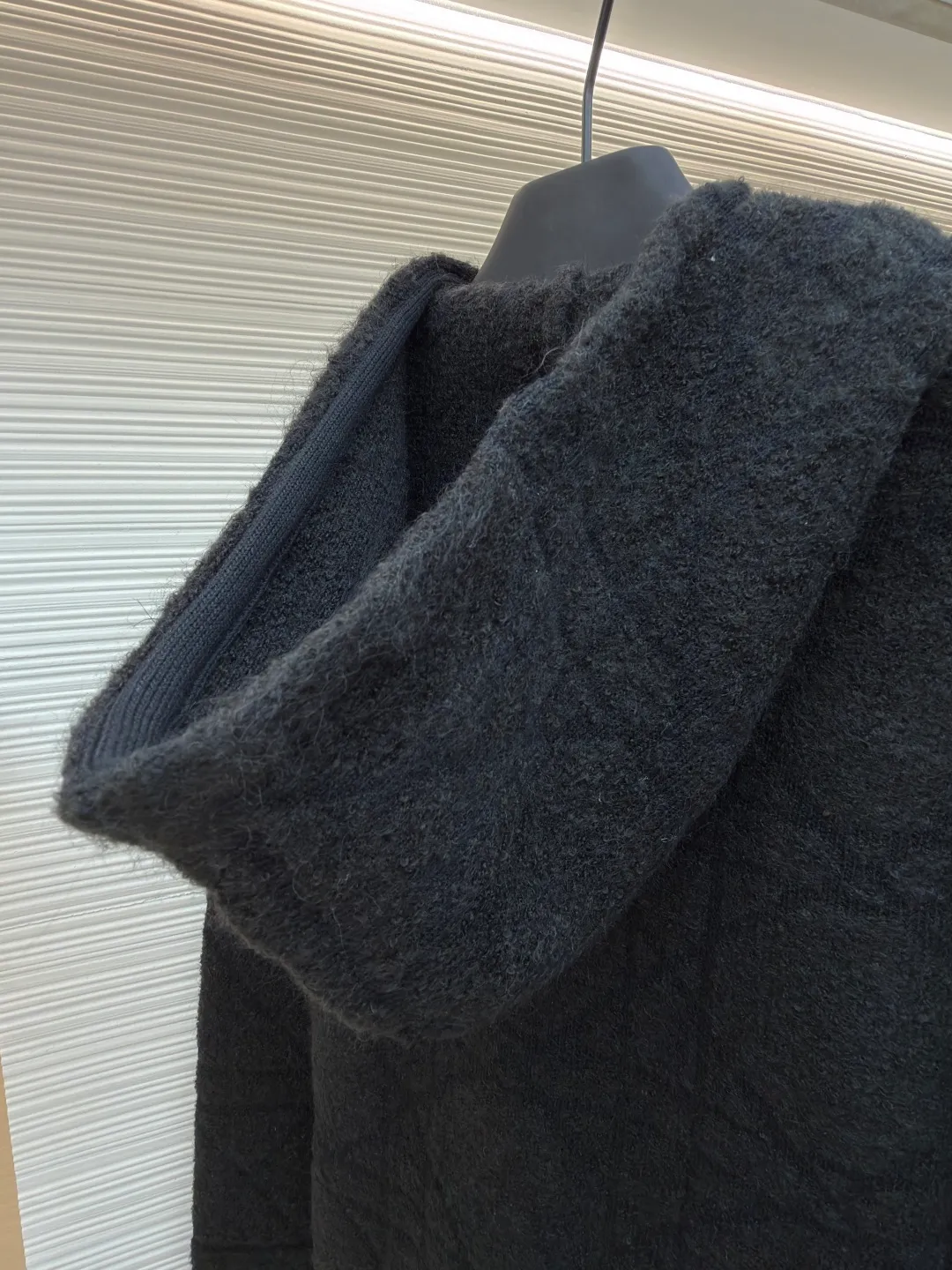 Dior diamond pattern jacquard knitted hoodie ●Original version: 24000 purchased and developed ●Item number: 1681969-C10 ●Fabric: wool blended fabric ●Technology: jacquard knitting ●Color: black ●Version: fitted version ●Weight: about 1415 grams ●Size: XS-S-M-L ●Description: This is LV The 2025 autumn and winter series of plush hooded sweaters are made of 100% Albaka wool blend, and the yarn contains 30% alpaca. It is woven with a 16-needle coarse weaving process. The surface presents a matte plush texture and is twice as warm as ordinary wool. The main body of the garment is made of rhombus plaid jacquard, with a three-dimensional texture formed by alternating front and back stitching techniques without additional seams. The hood is made of one-piece knitting, with an invisible shaping lining built into the brim, making it more comfortable to wear. The drawstring is made of core-spun rope of the same material, and the rope ends are treated with metal crimping, making it durable and not easy to wear. The finished product is ironed with low-temperature steam to avoid damage to the plush fibers. The cuffs and hem are ribbed for long-lasting elasticity and a good fit. The whole piece is sewn in an Italian workshop, with no exposed threads in the details, continuing the exquisite standards of the brand's high-end knitted items. The overall stitching is straight and delicate, the fabric is comfortable and soft, and the color is consistent with no color difference. It can be matched with the same style to create a fashionable look and control various occasions. Customized accessories, complete with three standards, the same style for men and women!