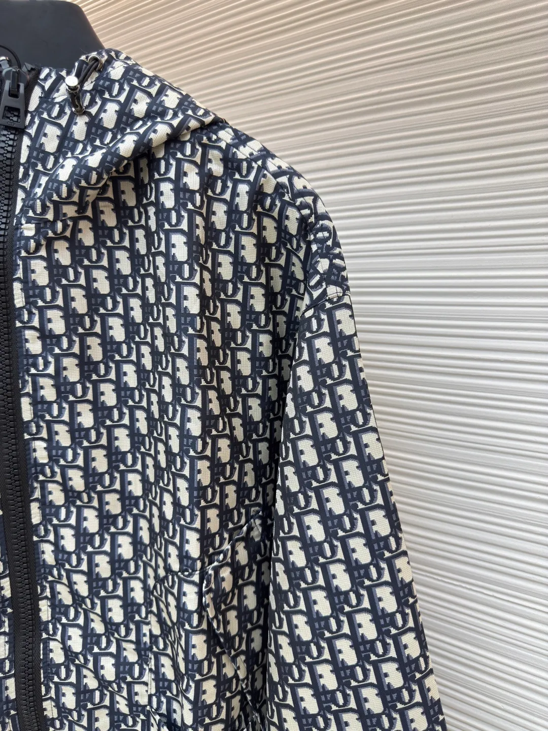 Dior CD jacquard windbreaker ●Authentic product: 34000 purchased and developed ●Item number: 1680664-C65 ●Fabric: polyester jacquard fabric ●Technology: made on positioning cutting machine ●Version: fitted version ●Weight: about 655 grams ●Size: XS-S-M-L ●Description: The fabric is made of 100% polyester jacquard fabric with a warp and weft density of 155*245. It uses royal blue + white two-color warp yarns. The weft yarns are dyed in batches. The warp and weft yarns are all made of 150D polyester long fiber high F yarns. The high-speed rapier jacquard woven raw embryos are then washed and shaped to produce finished fabrics. The left pocket of the front panel is embroidered with a Behringer embroidery machine imported from Japan. The bee CD letters are embroidered with monochrome silk rays on the left and right front panels. The diagonal letters are opposite each other, and the patch pocket is composed of three pieces: bottom bag + surface bag + bag flap, plus a total of 4 pieces on the front panel. The diagonal letters are interlocked to restore the floral tailoring. After taking rough samples of all the cutting pieces, they are hand-made and individually numbered to restore the pattern and then cut the actual sample. The cutting is very difficult, the amount of fabric is doubled and it is extremely time-consuming. It is equipped with CD letters and bright-colored pig-nose buttons. The overall routing is straight and delicate, the fabric is comfortable and soft, and the color is consistent and has no color difference. It can be matched with the same style to create a fashionable look, and can be used in various occasions. Customized accessories, complete with three standards, same style for men and women!