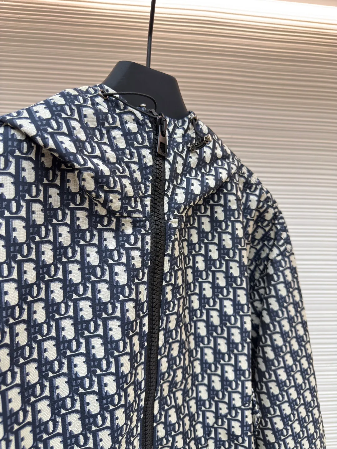 Dior CD jacquard windbreaker ●Authentic product: 34000 purchased and developed ●Item number: 1680664-C65 ●Fabric: polyester jacquard fabric ●Technology: made on positioning cutting machine ●Version: fitted version ●Weight: about 655 grams ●Size: XS-S-M-L ●Description: The fabric is made of 100% polyester jacquard fabric with a warp and weft density of 155*245. It uses royal blue + white two-color warp yarns. The weft yarns are dyed in batches. The warp and weft yarns are all made of 150D polyester long fiber high F yarns. The high-speed rapier jacquard woven raw embryos are then washed and shaped to produce finished fabrics. The left pocket of the front panel is embroidered with a Behringer embroidery machine imported from Japan. The bee CD letters are embroidered with monochrome silk rays on the left and right front panels. The diagonal letters are opposite each other, and the patch pocket is composed of three pieces: bottom bag + surface bag + bag flap, plus a total of 4 pieces on the front panel. The diagonal letters are interlocked to restore the floral tailoring. After taking rough samples of all the cutting pieces, they are hand-made and individually numbered to restore the pattern and then cut the actual sample. The cutting is very difficult, the amount of fabric is doubled and it is extremely time-consuming. It is equipped with CD letters and bright-colored pig-nose buttons. The overall routing is straight and delicate, the fabric is comfortable and soft, and the color is consistent and has no color difference. It can be matched with the same style to create a fashionable look, and can be used in various occasions. Customized accessories, complete with three standards, same style for men and women!