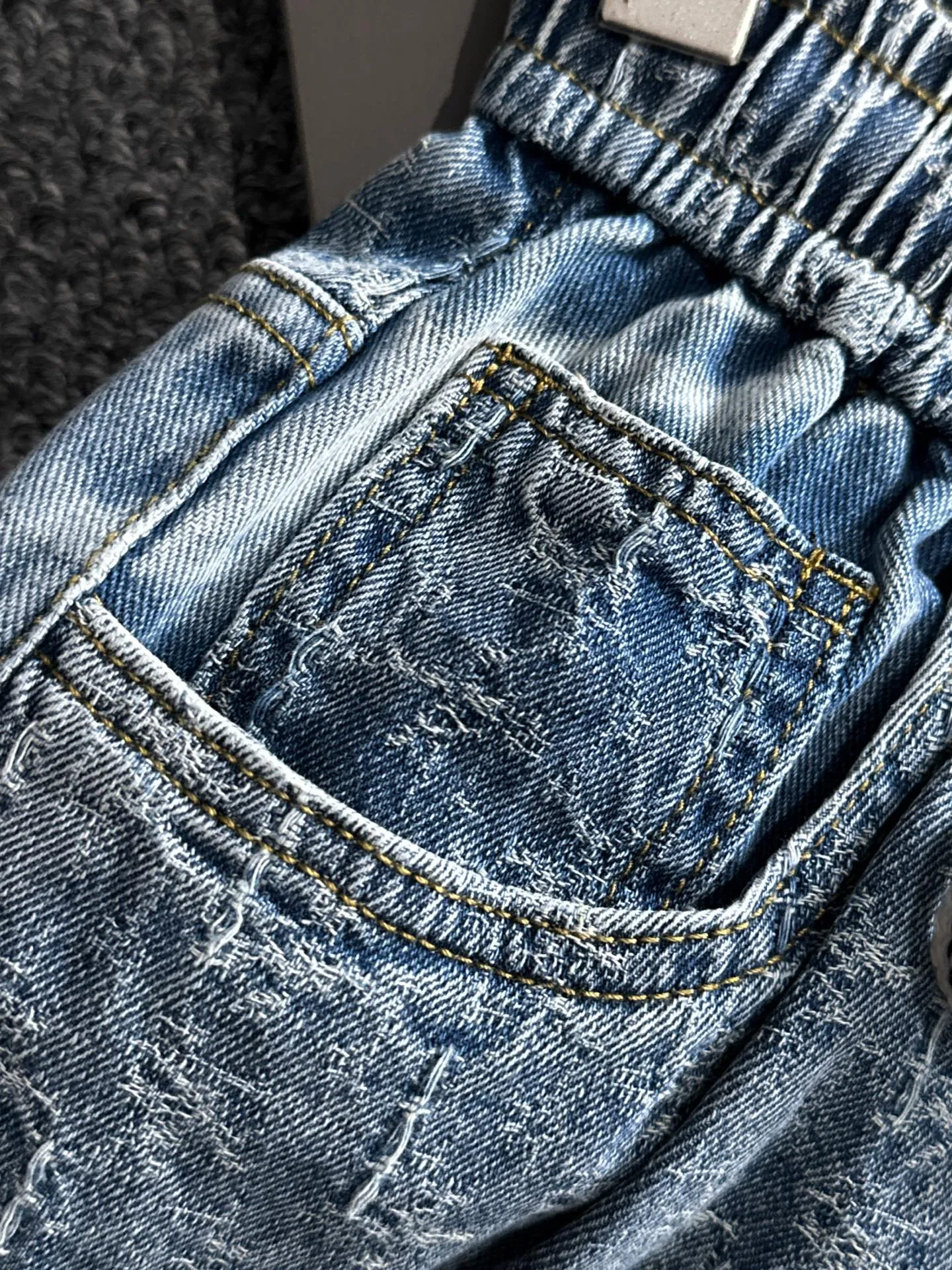 🅿️330 Dior 2025 summer new jeans denim shorts are produced using imported Japanese Denim plain cotton denim fabrics, complete with three standards, and the top stonewashing process makes the texture reach the old taste of the 1980s, soft, delicate, comfortable and breathable.