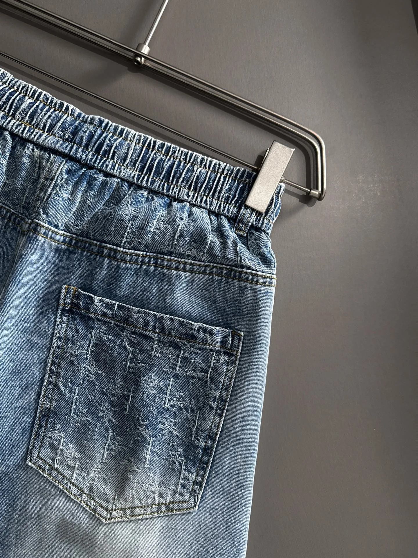 🅿️330 Dior 2025 summer new jeans denim shorts are produced using imported Japanese Denim plain cotton denim fabrics, complete with three standards, and the top stonewashing process makes the texture reach the old taste of the 1980s, soft, delicate, comfortable and breathable.
