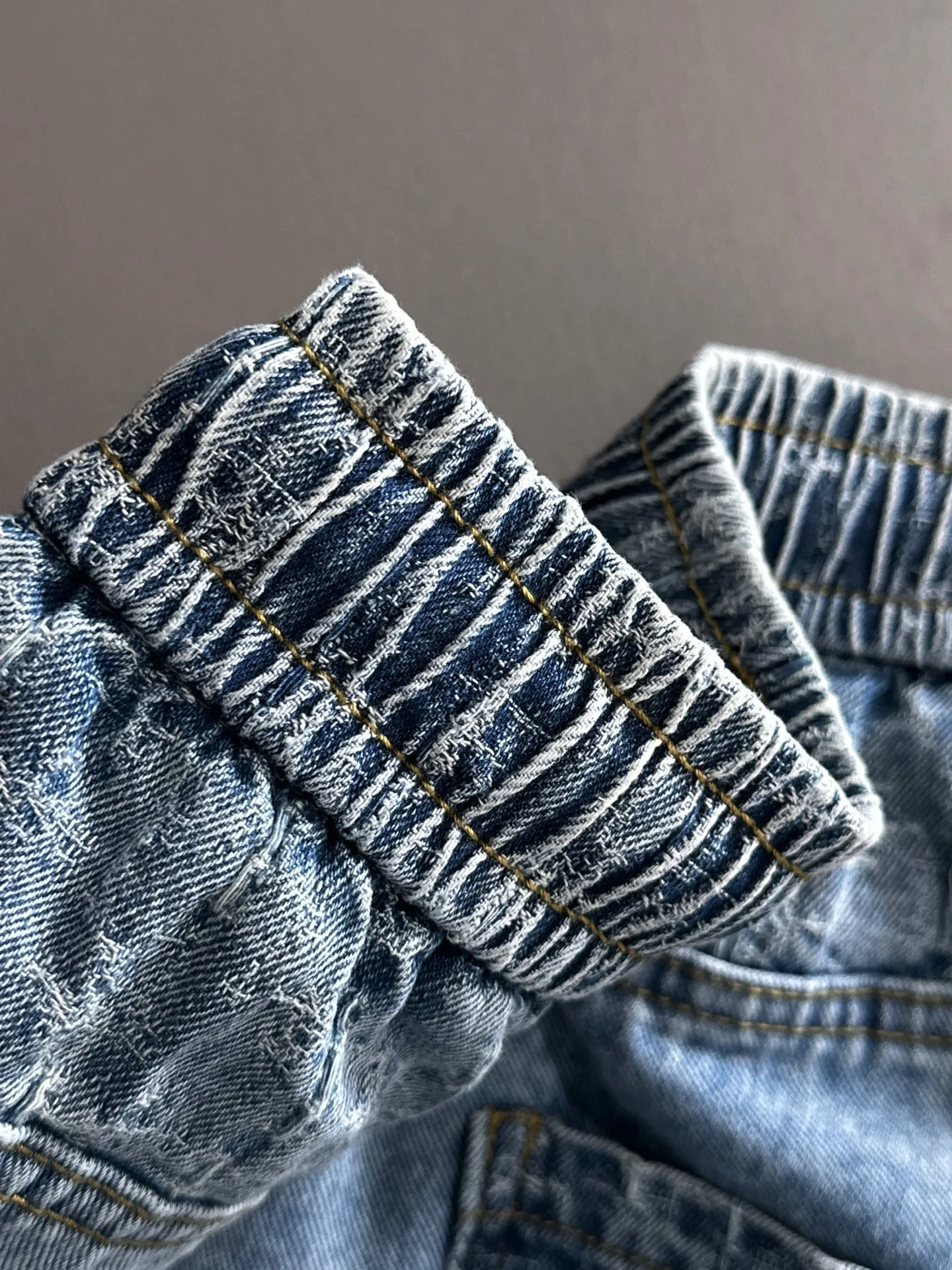 🅿️330 Dior 2025 summer new jeans denim shorts are produced using imported Japanese Denim plain cotton denim fabrics, complete with three standards, and the top stonewashing process makes the texture reach the old taste of the 1980s, soft, delicate, comfortable and breathable.