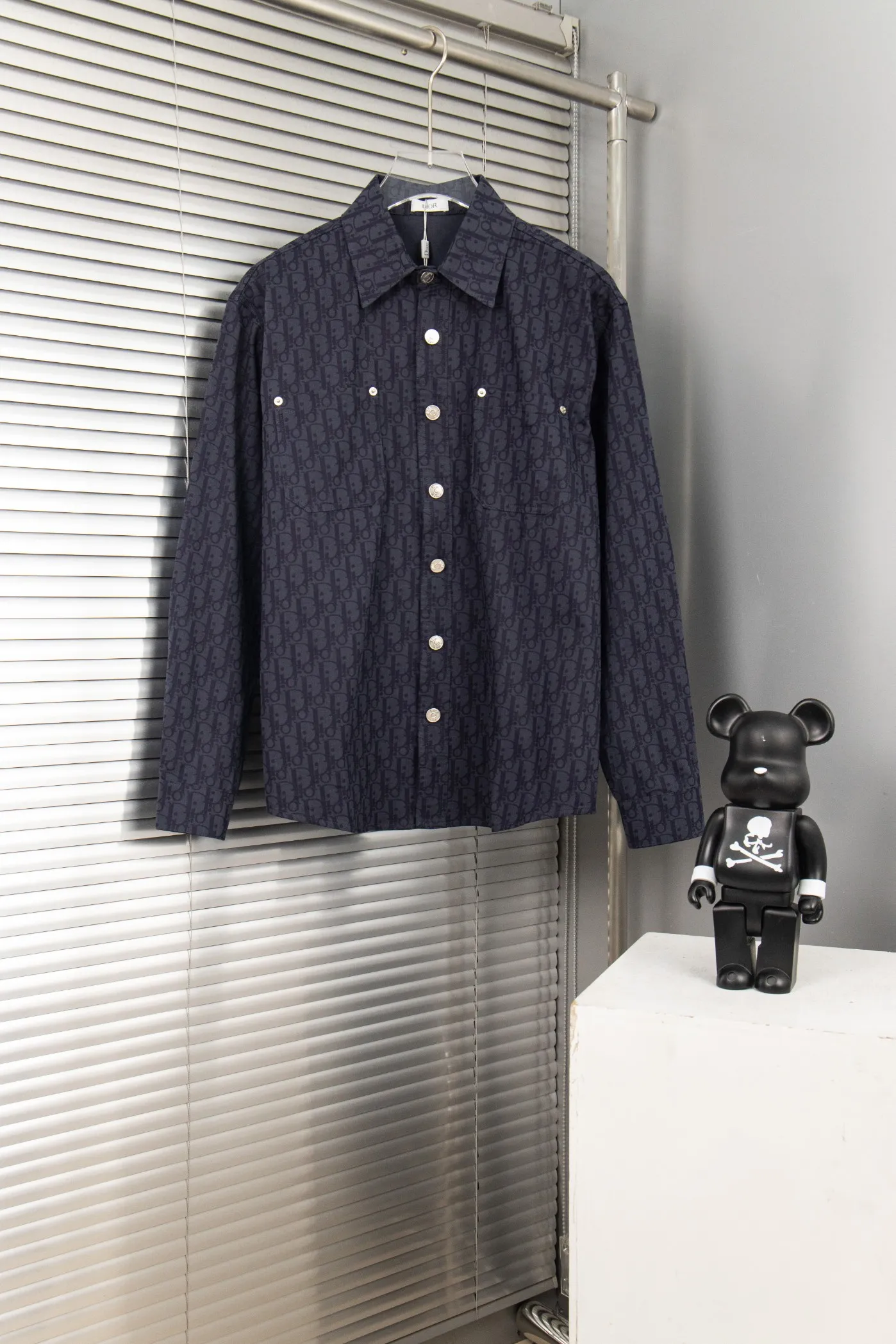🅿️260 New: Style number: B118 DIOR/Dior’s new classic all-over logo printed casual printed shirt jacket for men and women 1⃣️The fabric adopts imported printing machine batch all-over printing technology, perfect control, different from other versions in the market, very high-quality fabric! Precise and high-quality craftsmanship allows the logo and fabric to be integrated into one! 2⃣️After washing, the upper body is soft and comfortable, extremely delicate, and feels solid, smooth and soft. The fabric has the characteristics of being wrinkle-free and has an invincible feel. The details are perfectly handled! 3⃣️The workmanship details are perfectly controlled, all are hemmed with vest technology, and the inside of the sleeves are also used. Different from the four-needle and five-thread workmanship, the collar is also designed with interlining, which shows high-end fashion and personality. The style is fashionable, simple and elegant, and it is a very versatile jacket! 4⃣️Hang tag accessories are all customized with the original version! Same style for men and women Color: washed blue Size: S, M, L, XL