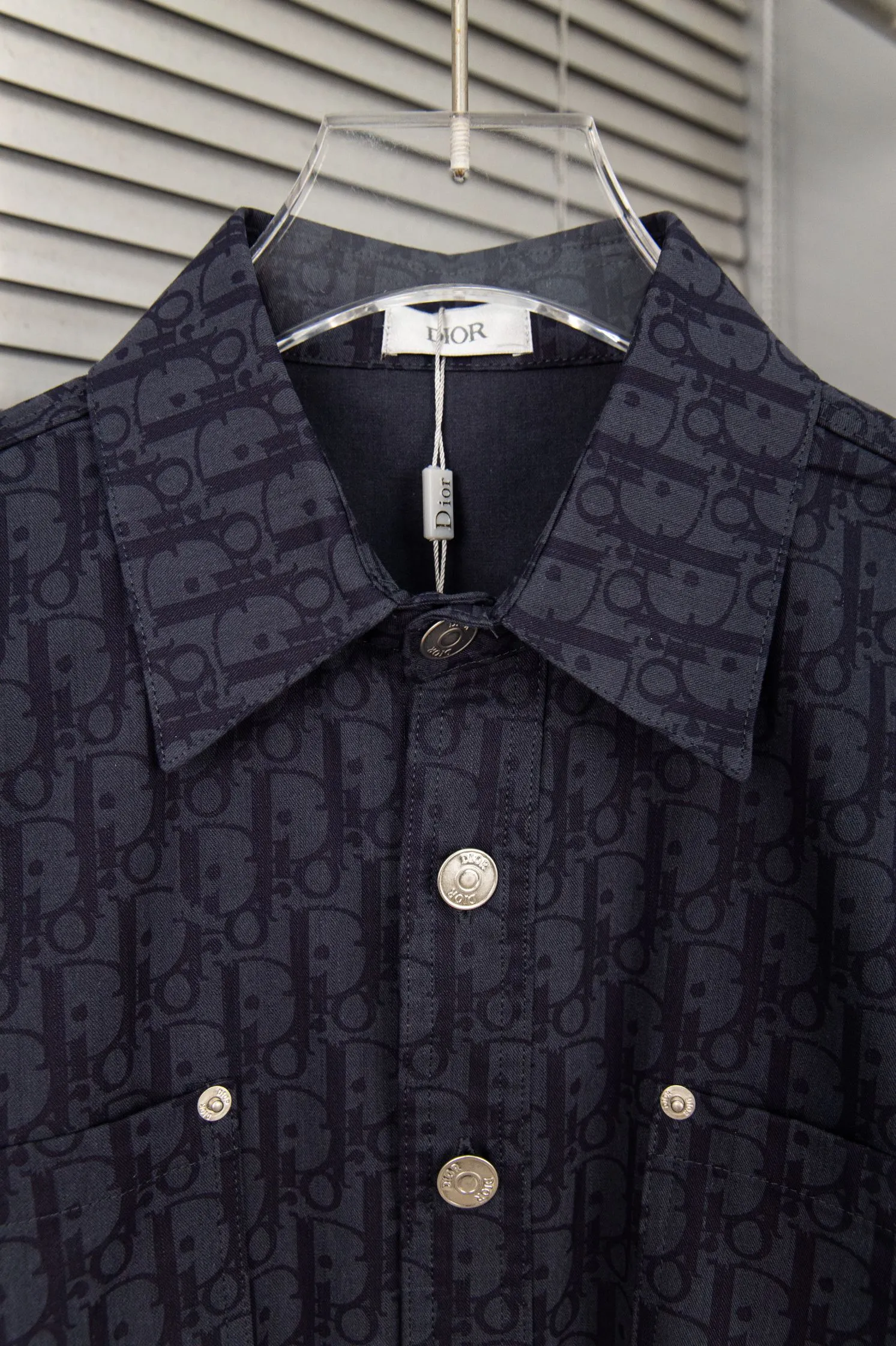 🅿️260 New: Style number: B118 DIOR/Dior’s new classic all-over logo printed casual printed shirt jacket for men and women 1⃣️The fabric adopts imported printing machine batch all-over printing technology, perfect control, different from other versions in the market, very high-quality fabric! Precise and high-quality craftsmanship allows the logo and fabric to be integrated into one! 2⃣️After washing, the upper body is soft and comfortable, extremely delicate, and feels solid, smooth and soft. The fabric has the characteristics of being wrinkle-free and has an invincible feel. The details are perfectly handled! 3⃣️The workmanship details are perfectly controlled, all are hemmed with vest technology, and the inside of the sleeves are also used. Different from the four-needle and five-thread workmanship, the collar is also designed with interlining, which shows high-end fashion and personality. The style is fashionable, simple and elegant, and it is a very versatile jacket! 4⃣️Hang tag accessories are all customized with the original version! Same style for men and women Color: washed blue Size: S, M, L, XL