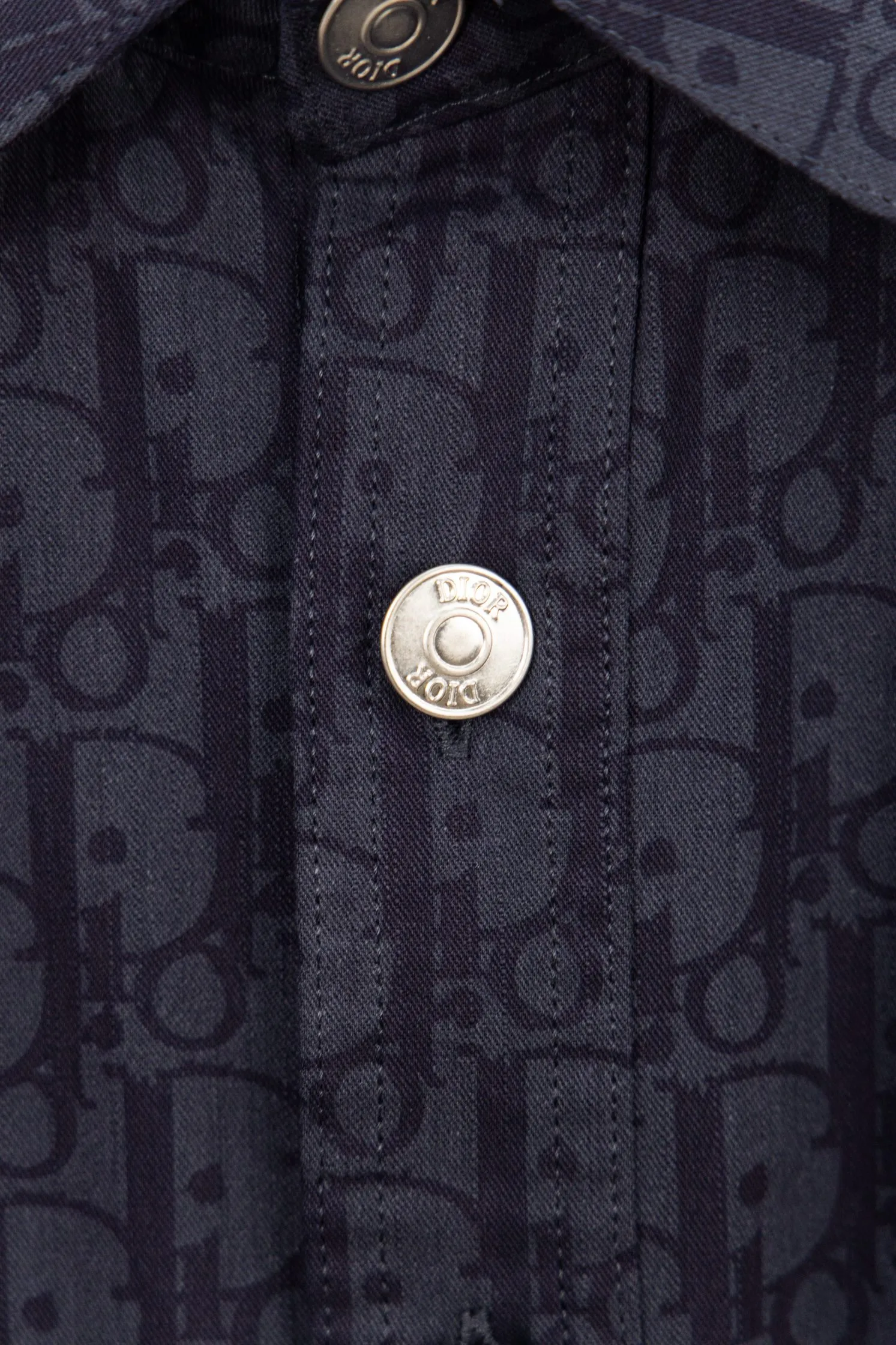 🅿️260 New: Style number: B118 DIOR/Dior’s new classic all-over logo printed casual printed shirt jacket for men and women 1⃣️The fabric adopts imported printing machine batch all-over printing technology, perfect control, different from other versions in the market, very high-quality fabric! Precise and high-quality craftsmanship allows the logo and fabric to be integrated into one! 2⃣️After washing, the upper body is soft and comfortable, extremely delicate, and feels solid, smooth and soft. The fabric has the characteristics of being wrinkle-free and has an invincible feel. The details are perfectly handled! 3⃣️The workmanship details are perfectly controlled, all are hemmed with vest technology, and the inside of the sleeves are also used. Different from the four-needle and five-thread workmanship, the collar is also designed with interlining, which shows high-end fashion and personality. The style is fashionable, simple and elegant, and it is a very versatile jacket! 4⃣️Hang tag accessories are all customized with the original version! Same style for men and women Color: washed blue Size: S, M, L, XL