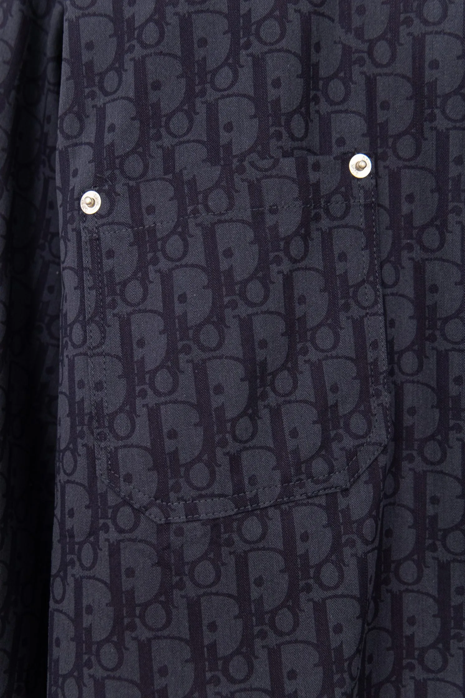 🅿️260 New: Style number: B118 DIOR/Dior’s new classic all-over logo printed casual printed shirt jacket for men and women 1⃣️The fabric adopts imported printing machine batch all-over printing technology, perfect control, different from other versions in the market, very high-quality fabric! Precise and high-quality craftsmanship allows the logo and fabric to be integrated into one! 2⃣️After washing, the upper body is soft and comfortable, extremely delicate, and feels solid, smooth and soft. The fabric has the characteristics of being wrinkle-free and has an invincible feel. The details are perfectly handled! 3⃣️The workmanship details are perfectly controlled, all are hemmed with vest technology, and the inside of the sleeves are also used. Different from the four-needle and five-thread workmanship, the collar is also designed with interlining, which shows high-end fashion and personality. The style is fashionable, simple and elegant, and it is a very versatile jacket! 4⃣️Hang tag accessories are all customized with the original version! Same style for men and women Color: washed blue Size: S, M, L, XL