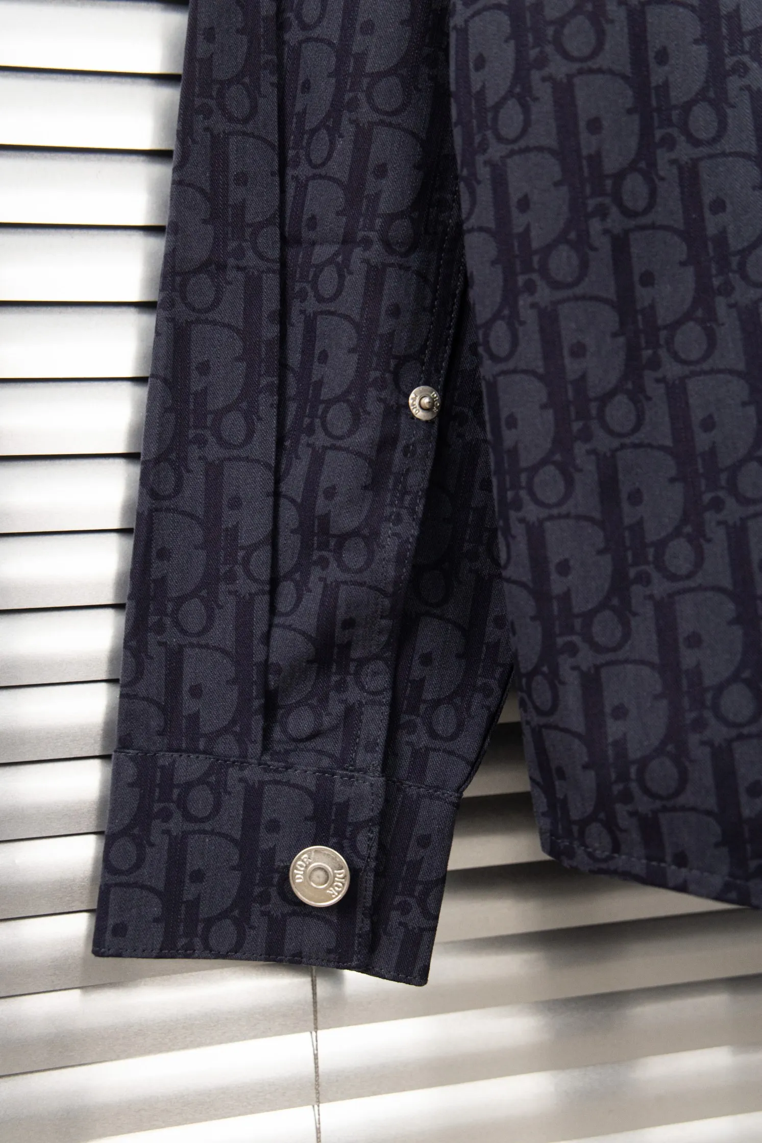 🅿️260 New: Style number: B118 DIOR/Dior’s new classic all-over logo printed casual printed shirt jacket for men and women 1⃣️The fabric adopts imported printing machine batch all-over printing technology, perfect control, different from other versions in the market, very high-quality fabric! Precise and high-quality craftsmanship allows the logo and fabric to be integrated into one! 2⃣️After washing, the upper body is soft and comfortable, extremely delicate, and feels solid, smooth and soft. The fabric has the characteristics of being wrinkle-free and has an invincible feel. The details are perfectly handled! 3⃣️The workmanship details are perfectly controlled, all are hemmed with vest technology, and the inside of the sleeves are also used. Different from the four-needle and five-thread workmanship, the collar is also designed with interlining, which shows high-end fashion and personality. The style is fashionable, simple and elegant, and it is a very versatile jacket! 4⃣️Hang tag accessories are all customized with the original version! Same style for men and women Color: washed blue Size: S, M, L, XL